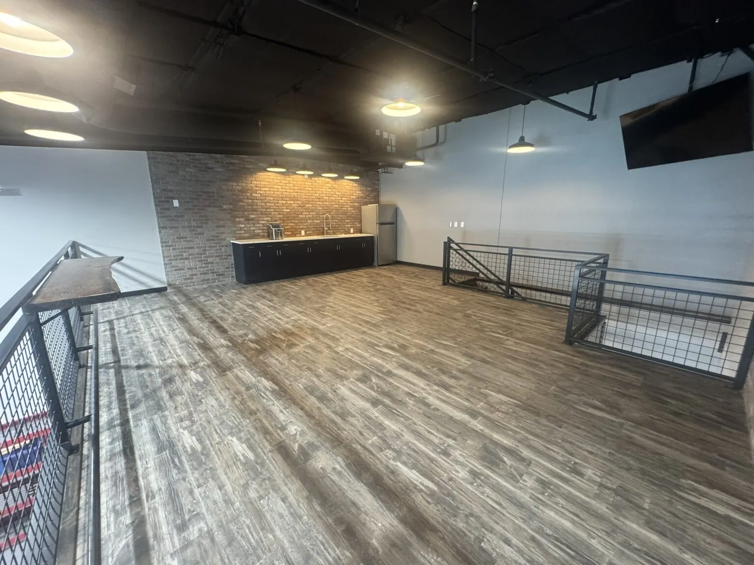 Mezzanine with ice maker, fridge and bar