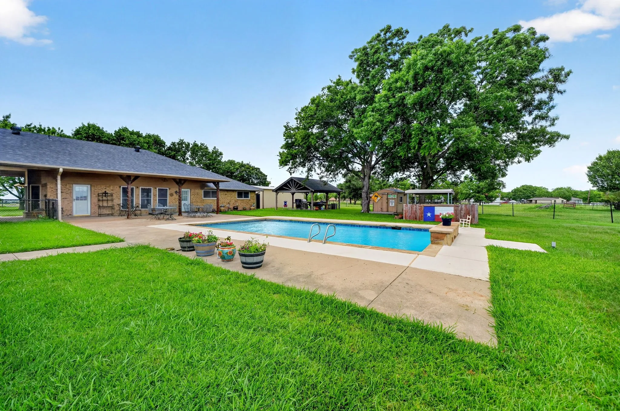 Single Family Residence For Sale in Kaufman County , 16810 Valley View, Forney, Texas 75126, 6 Bedroom, 6 Bathroom, 2 Garage spaces, 3,952 Sqft, built in 1983, mls#21300827, Real Estate Agent in Forney, Homes For Sale in Kaufman county, Homes For Sale in Forney, Realtor in Forney Texas, Real Estate Brokerage Independent Realty Texas, Luminita Cordes Realtor
