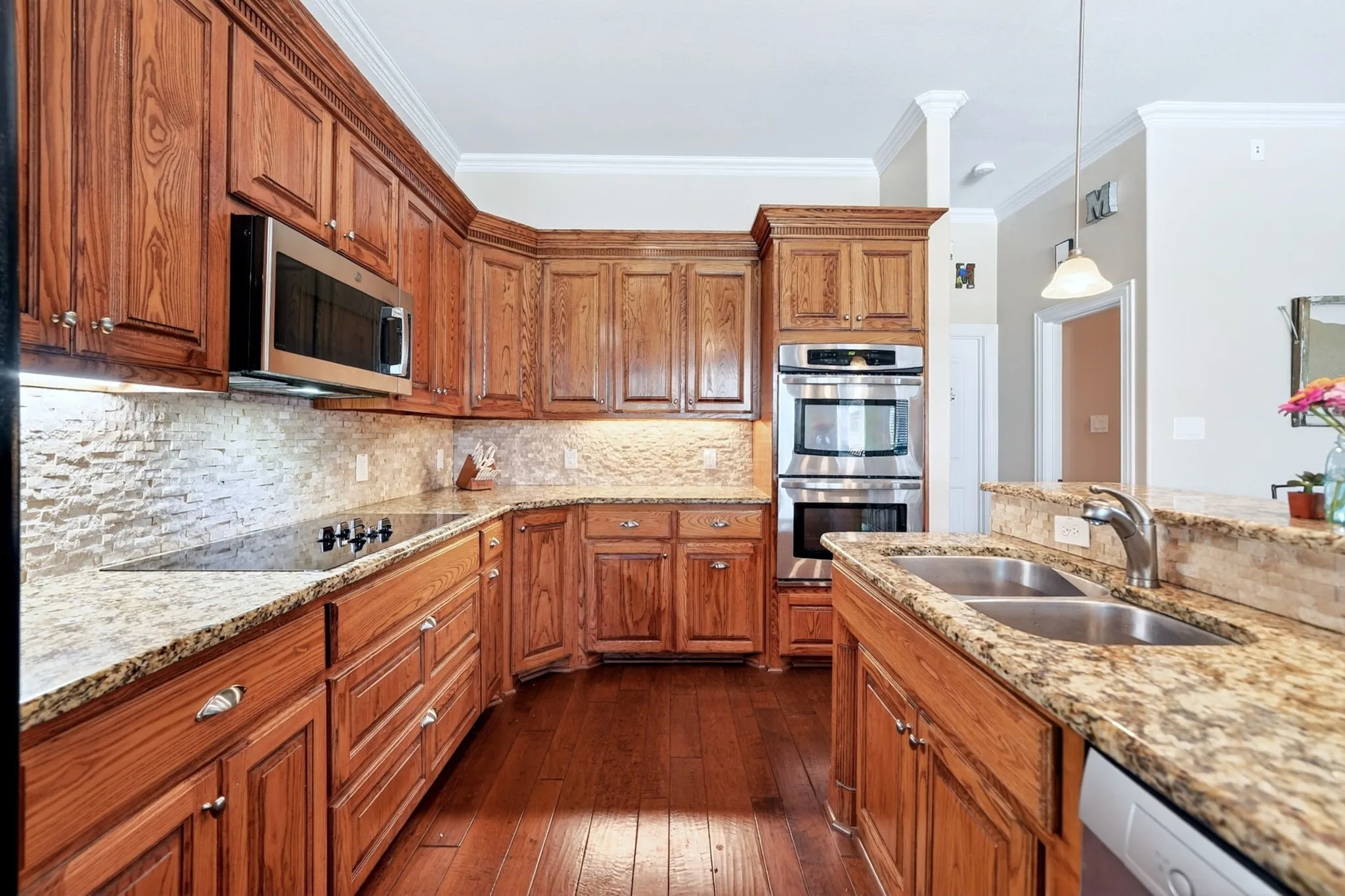 Dual ovens, abundant counter and cabinet space