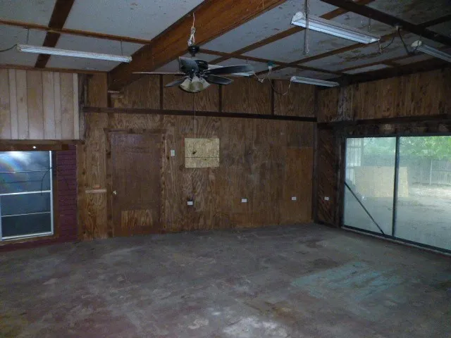 Single Family Residence For Sale in Parker County , 619 N Avenue A, Springtown, Texas 76082, 3 Bedroom, 3 Bathroom, 2 Garage spaces, 1,606 Sqft, built in 1951, mls#21301324, Real Estate Agent in Springtown, Homes For Sale in Parker county, Homes For Sale in Springtown, Realtor in Springtown Texas, Real Estate Brokerage Independent Realty Texas, Luminita Cordes Realtor