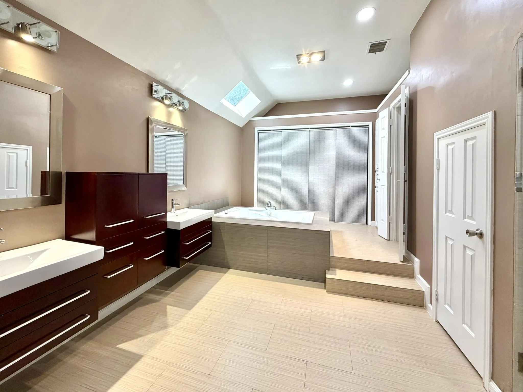 Single Family Residence For Rent in Denton County , 1410 Indian Lake Trail, Carrollton, Texas 75007, 4 Bedroom, 3 Bathroom, 2 Garage spaces, 2,390 Sqft, built in 1988, mls#21301332, Real Estate Agent in Carrollton, Homes For Rent in Denton county, Homes For Rent in Carrollton, Realtor in Carrollton Texas, Real Estate Brokerage Independent Realty Texas, Luminita Cordes Realtor