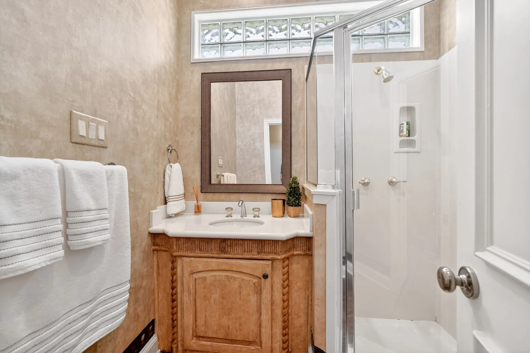 Single Family Residence For Sale in Rockwall County , 1711 Weiskopf Drive, Heath, Texas 75032, 3 Bedroom, 3 Bathroom, 2 Garage spaces, 2,370 Sqft, built in 1999, mls#21288057, Real Estate Agent in Heath, Homes For Sale in Rockwall county, Homes For Sale in Heath, Realtor in Heath Texas, Real Estate Brokerage Independent Realty Texas, Luminita Cordes Realtor