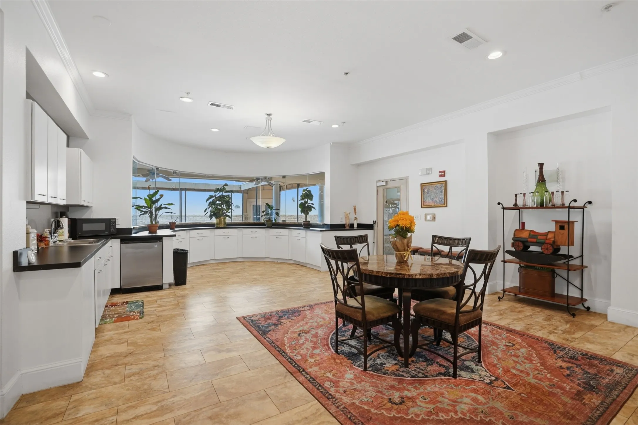 Condominium For Sale in Dallas County , 3102 Kings Road 2101, Dallas, Texas 75219, 2 Bedroom, 2 Bathroom, 2 Garage spaces, 968 Sqft, built in 2001, mls#21301298, Real Estate Agent in Dallas, Homes For Sale in Dallas county, Homes For Sale in Dallas, Realtor in Dallas Texas, Real Estate Brokerage Independent Realty Texas, Luminita Cordes Realtor