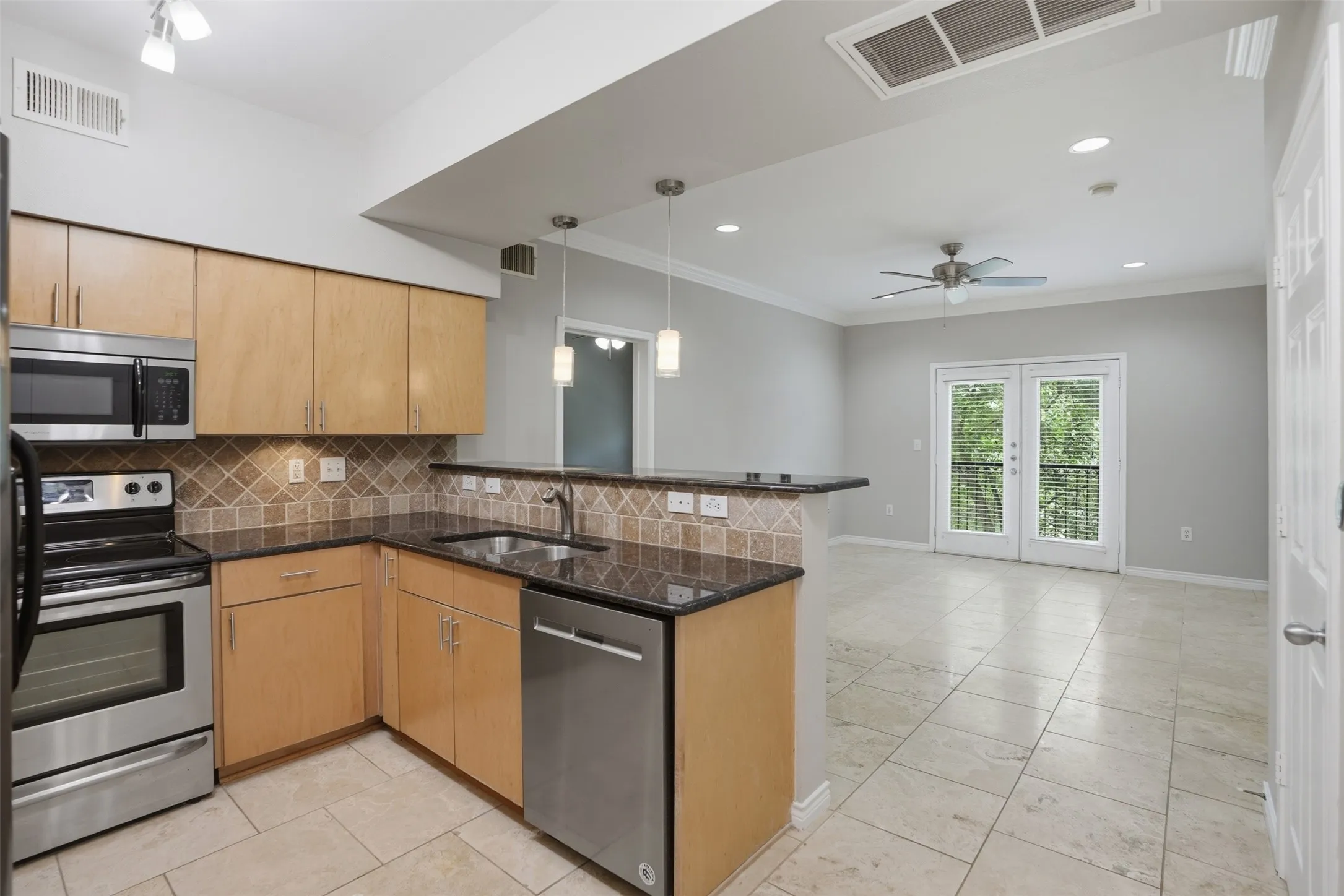 Condominium For Sale in Dallas County , 3102 Kings Road 2101, Dallas, Texas 75219, 2 Bedroom, 2 Bathroom, 2 Garage spaces, 968 Sqft, built in 2001, mls#21301298, Real Estate Agent in Dallas, Homes For Sale in Dallas county, Homes For Sale in Dallas, Realtor in Dallas Texas, Real Estate Brokerage Independent Realty Texas, Luminita Cordes Realtor