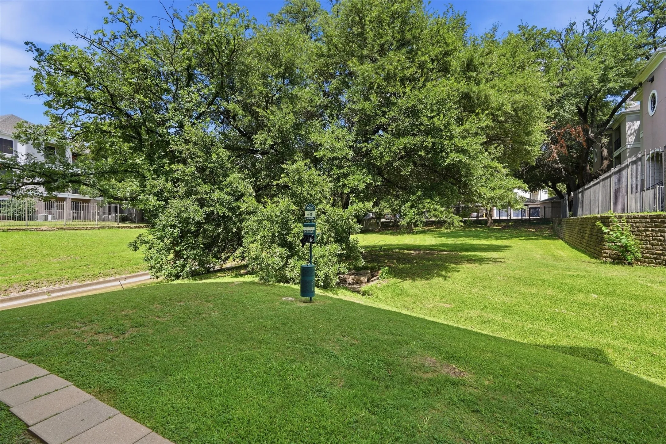 Condominium For Sale in Dallas County , 3102 Kings Road 2101, Dallas, Texas 75219, 2 Bedroom, 2 Bathroom, 2 Garage spaces, 968 Sqft, built in 2001, mls#21301298, Real Estate Agent in Dallas, Homes For Sale in Dallas county, Homes For Sale in Dallas, Realtor in Dallas Texas, Real Estate Brokerage Independent Realty Texas, Luminita Cordes Realtor