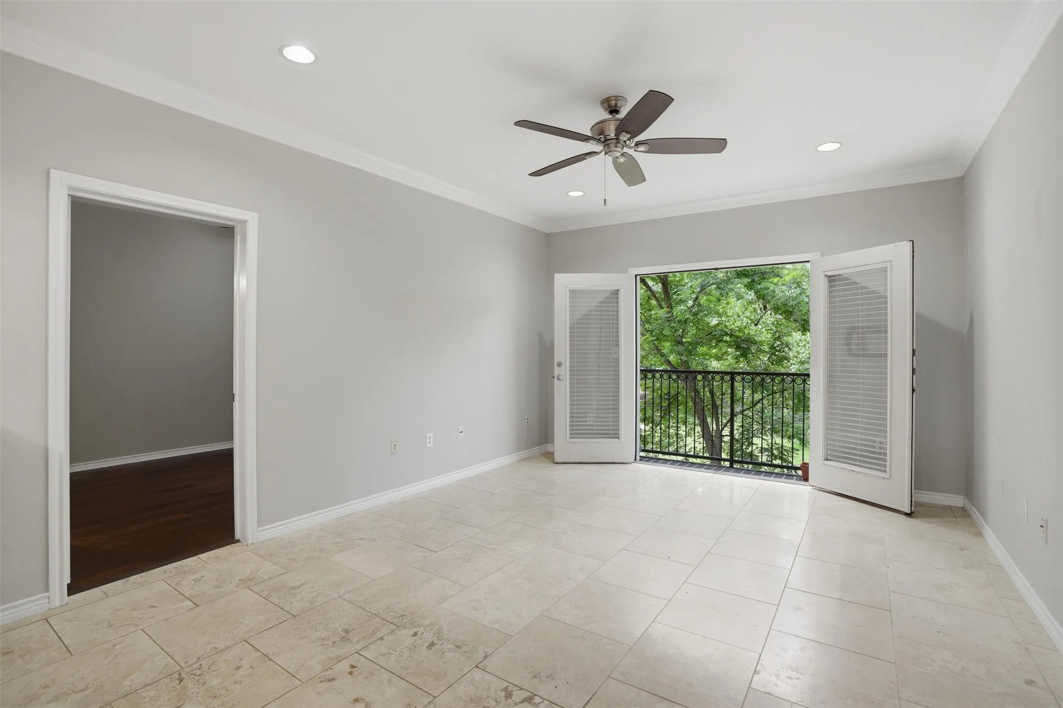 Condominium For Sale in Dallas County , 3102 Kings Road 2101, Dallas, Texas 75219, 2 Bedroom, 2 Bathroom, 2 Garage spaces, 968 Sqft, built in 2001, mls#21301298, Real Estate Agent in Dallas, Homes For Sale in Dallas county, Homes For Sale in Dallas, Realtor in Dallas Texas, Real Estate Brokerage Independent Realty Texas, Luminita Cordes Realtor