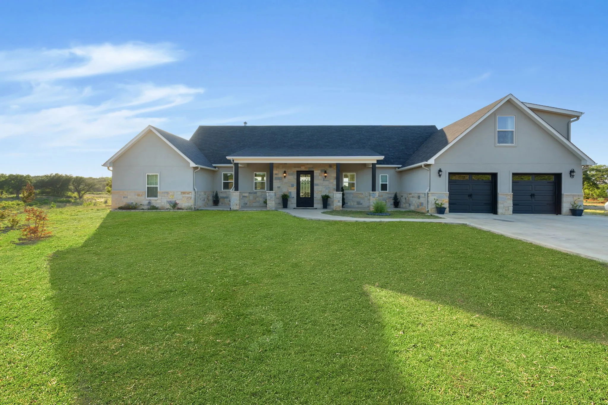 Single Family Residence For Sale in Eastland County , 313 Hidden Shores Drive, Cisco, Texas 76437, 5 Bedroom, 5 Bathroom, 2 Garage spaces, 3,181 Sqft, built in 2022, mls#21299588, Real Estate Agent in Cisco, Homes For Sale in Eastland county, Homes For Sale in Cisco, Realtor in Cisco Texas, Real Estate Brokerage Independent Realty Texas, Luminita Cordes Realtor