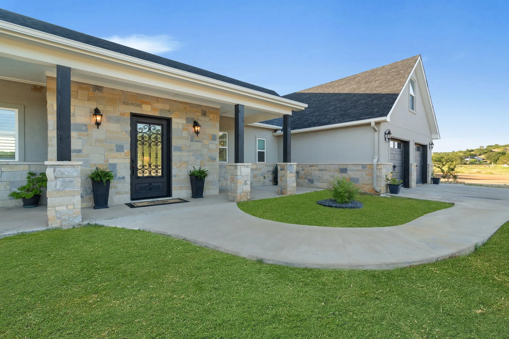 Single Family Residence For Sale in Eastland County , 313 Hidden Shores Drive, Cisco, Texas 76437, 5 Bedroom, 5 Bathroom, 2 Garage spaces, 3,181 Sqft, built in 2022, mls#21299588, Real Estate Agent in Cisco, Homes For Sale in Eastland county, Homes For Sale in Cisco, Realtor in Cisco Texas, Real Estate Brokerage Independent Realty Texas, Luminita Cordes Realtor
