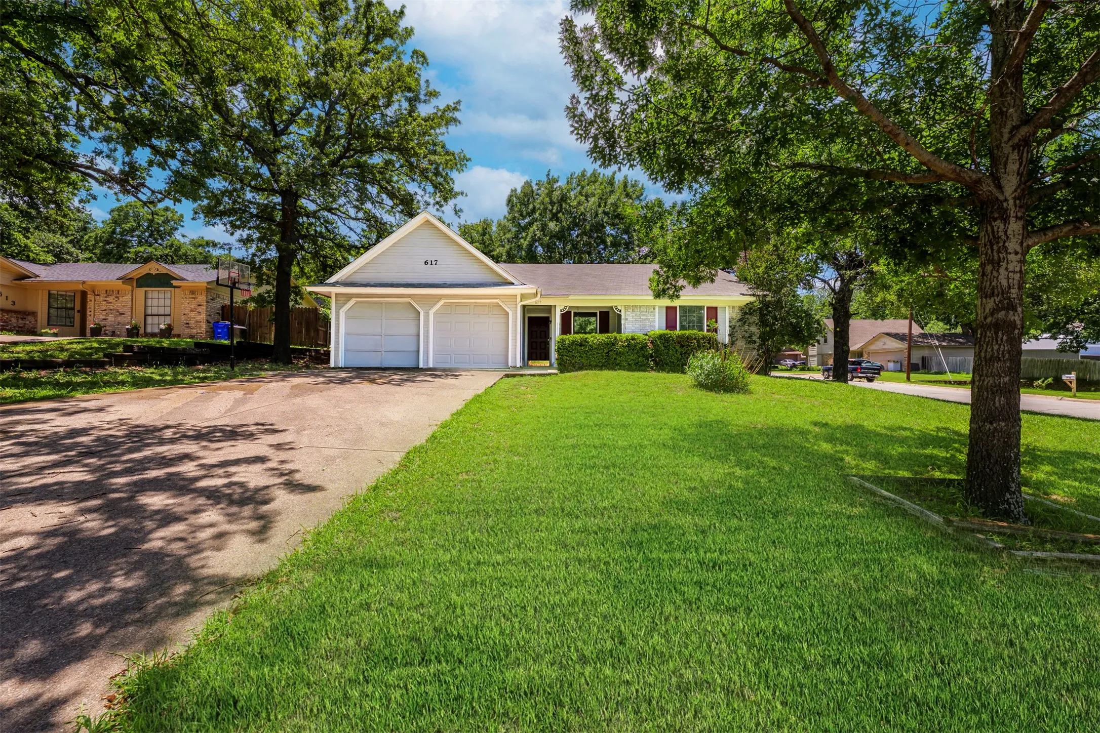 Single Family Residence For Sale in Tarrant County , 617 Rolling Ridge Court, Azle, Texas 76020, 3 Bedroom, 2 Bathroom, 2 Garage spaces, 1,266 Sqft, built in 1983, mls#21299087, Real Estate Agent in Azle, Homes For Sale in Tarrant county, Homes For Sale in Azle, Realtor in Azle Texas, Real Estate Brokerage Independent Realty Texas, Luminita Cordes Realtor