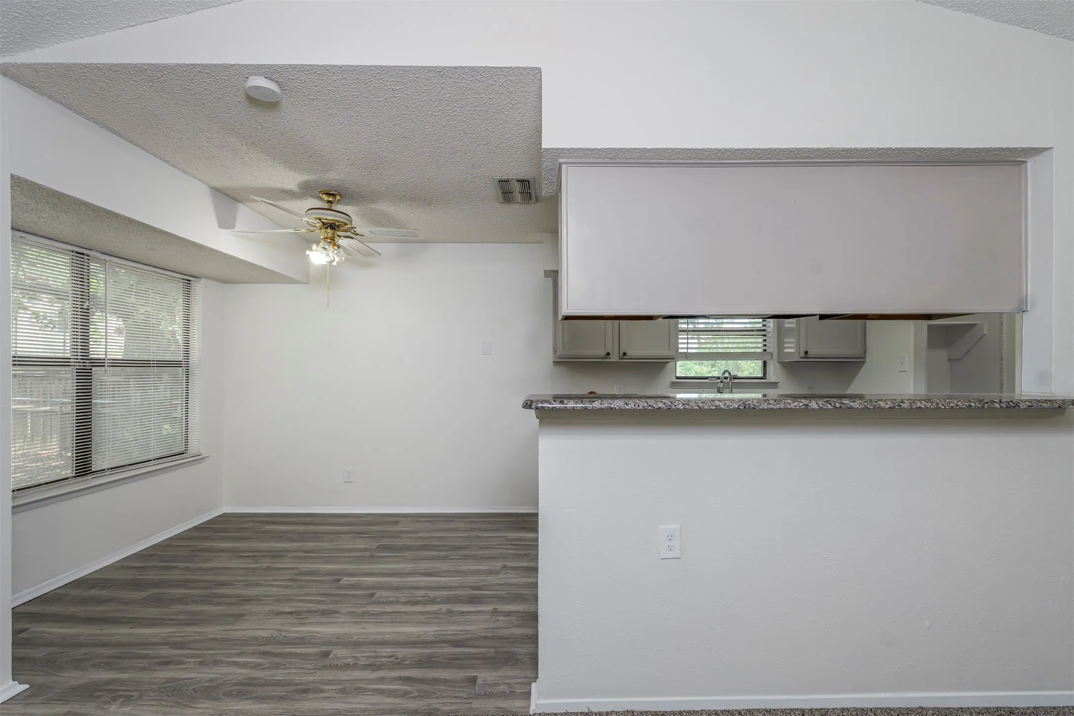 Single Family Residence For Sale in Tarrant County , 617 Rolling Ridge Court, Azle, Texas 76020, 3 Bedroom, 2 Bathroom, 2 Garage spaces, 1,266 Sqft, built in 1983, mls#21299087, Real Estate Agent in Azle, Homes For Sale in Tarrant county, Homes For Sale in Azle, Realtor in Azle Texas, Real Estate Brokerage Independent Realty Texas, Luminita Cordes Realtor