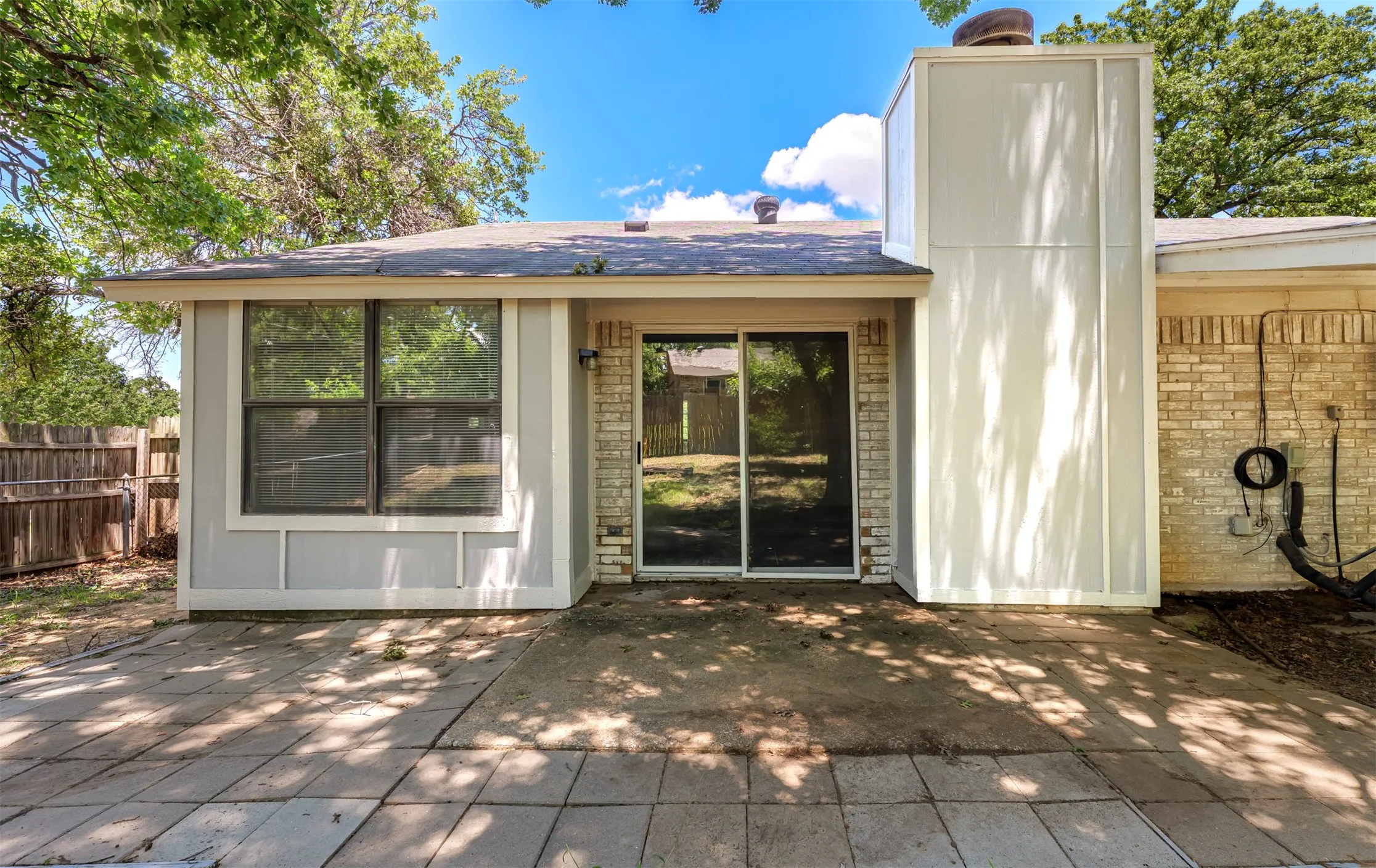 Single Family Residence For Sale in Tarrant County , 617 Rolling Ridge Court, Azle, Texas 76020, 3 Bedroom, 2 Bathroom, 2 Garage spaces, 1,266 Sqft, built in 1983, mls#21299087, Real Estate Agent in Azle, Homes For Sale in Tarrant county, Homes For Sale in Azle, Realtor in Azle Texas, Real Estate Brokerage Independent Realty Texas, Luminita Cordes Realtor