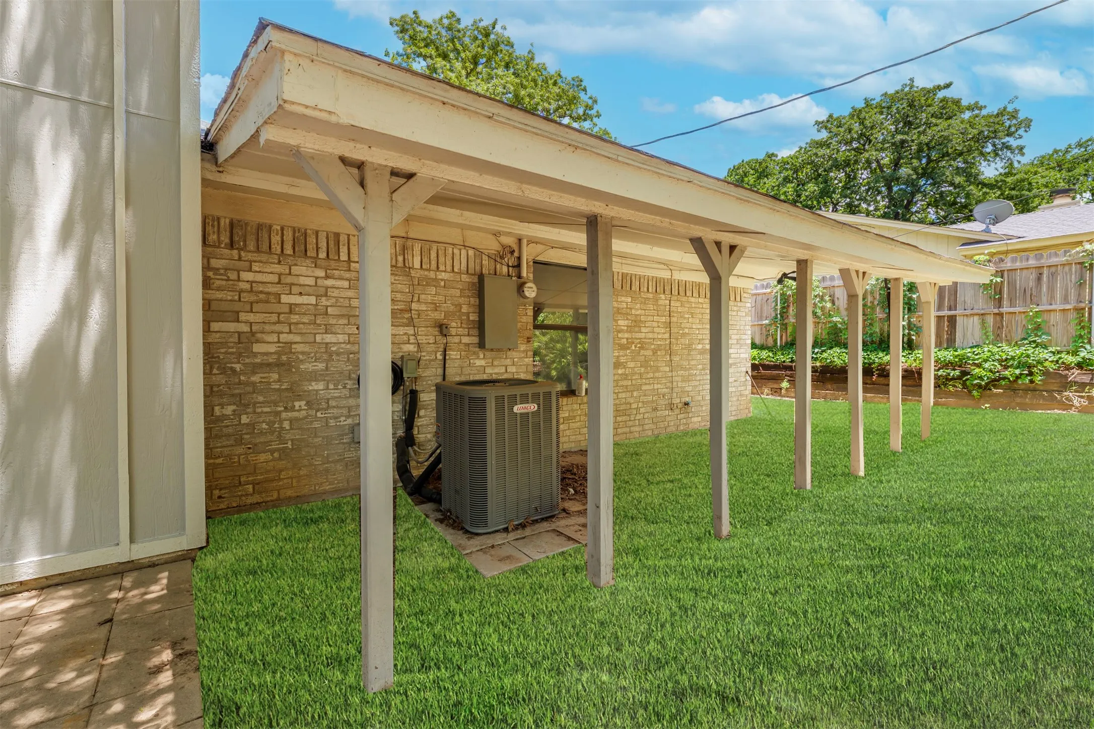 Single Family Residence For Sale in Tarrant County , 617 Rolling Ridge Court, Azle, Texas 76020, 3 Bedroom, 2 Bathroom, 2 Garage spaces, 1,266 Sqft, built in 1983, mls#21299087, Real Estate Agent in Azle, Homes For Sale in Tarrant county, Homes For Sale in Azle, Realtor in Azle Texas, Real Estate Brokerage Independent Realty Texas, Luminita Cordes Realtor