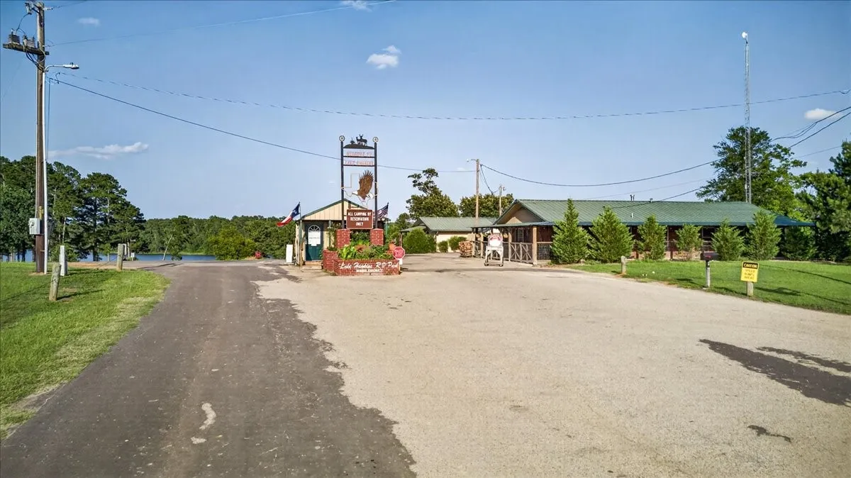 Single Family Residence For Sale in Wood County , 505 County Road 3420, Hawkins, Texas 75765, 2 Bedroom, 1 Bathroom, 2 Garage spaces, 806 Sqft, built in 2015, mls#21298910, Real Estate Agent in Hawkins, Homes For Sale in Wood county, Homes For Sale in Hawkins, Realtor in Hawkins Texas, Real Estate Brokerage Independent Realty Texas, Luminita Cordes Realtor