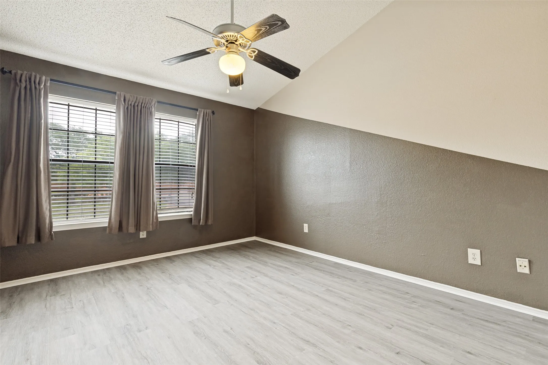 Condominium For Sale in Dallas County , 3635 Garden Brook Drive 14100, Farmers Branch, Texas 75234, 2 Bedroom, 3 Bathroom, Garage spaces, 1,304 Sqft, built in 1986, mls#21301375, Real Estate Agent in Farmers Branch, Homes For Sale in Dallas county, Homes For Sale in Farmers Branch, Realtor in Farmers Branch Texas, Real Estate Brokerage Independent Realty Texas, Luminita Cordes Realtor