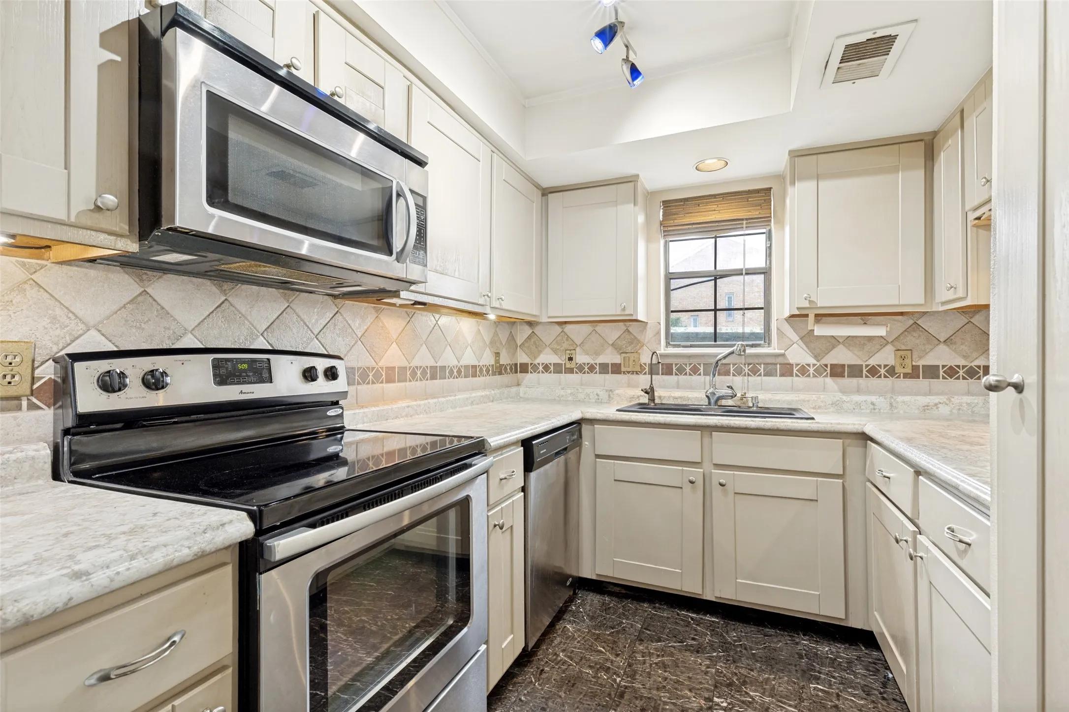 Condominium For Sale in Dallas County , 3635 Garden Brook Drive 14100, Farmers Branch, Texas 75234, 2 Bedroom, 3 Bathroom, Garage spaces, 1,304 Sqft, built in 1986, mls#21301375, Real Estate Agent in Farmers Branch, Homes For Sale in Dallas county, Homes For Sale in Farmers Branch, Realtor in Farmers Branch Texas, Real Estate Brokerage Independent Realty Texas, Luminita Cordes Realtor