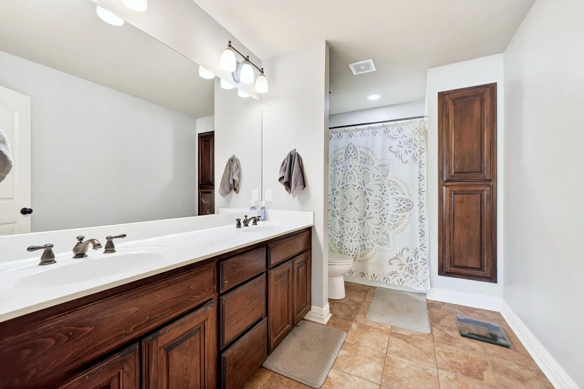 Single Family Residence For Sale in Van Zandt County , 220 Ebony Place, Van, Texas 75790, 3 Bedroom, 2 Bathroom, 2 Garage spaces, 1,562 Sqft, built in 2014, Price $269,900, mls#21301361, Real Estate Agent in Van, Homes For Sale in Van Zandt county, Homes For Sale in Van, Realtor in Van Texas, Real Estate Brokerage Independent Realty Texas, Luminita Cordes Realtor