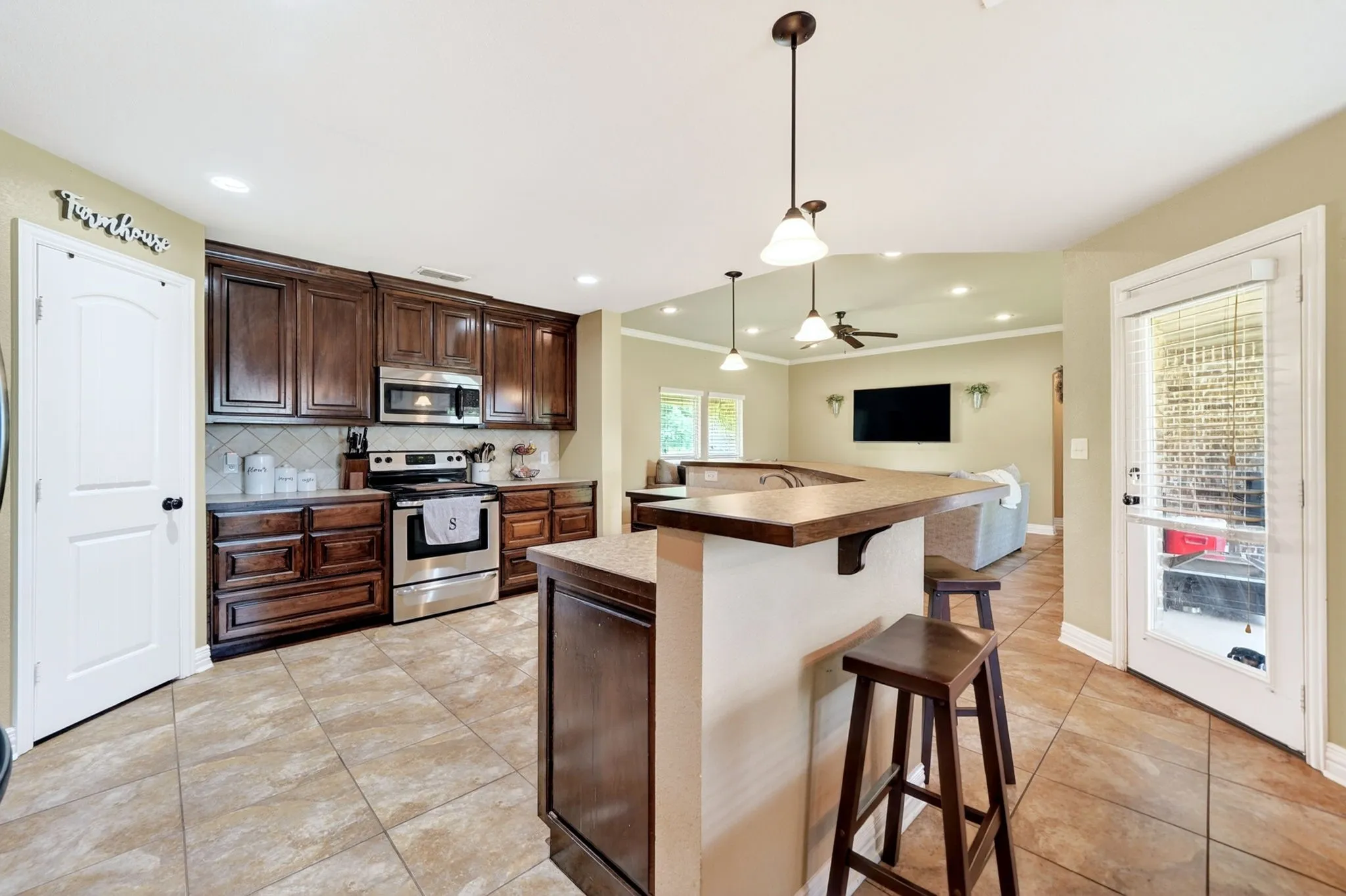 Single Family Residence For Sale in Van Zandt County , 220 Ebony Place, Van, Texas 75790, 3 Bedroom, 2 Bathroom, 2 Garage spaces, 1,562 Sqft, built in 2014, Price $269,900, mls#21301361, Real Estate Agent in Van, Homes For Sale in Van Zandt county, Homes For Sale in Van, Realtor in Van Texas, Real Estate Brokerage Independent Realty Texas, Luminita Cordes Realtor