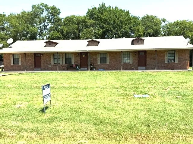 Triplex For Sale in Grayson County , 803 W Bells Boulevard, Bells, Texas 75414, 6 Bedrooms, 3 Bathrooms, Garage spaces, 0 Sqft, built in 1955, Price $389,500, mls#21298171, Real Estate Agent in Bells, Homes For Sale in Grayson county, Homes For Sale in Bells, Realtor in Bells Texas, Real Estate Brokerage Independent Realty Texas, Luminita Cordes Realtor