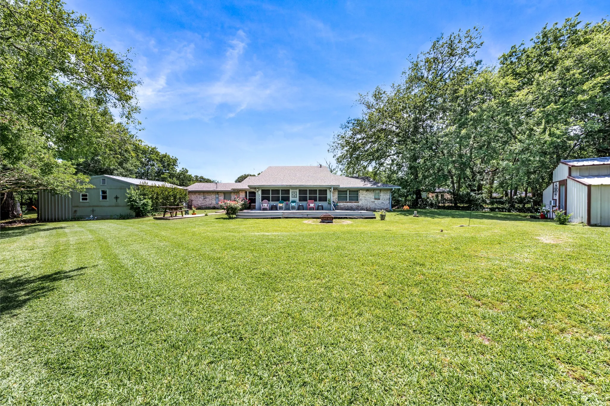Single Family Residence For Sale in Hunt County , 2826 Birchwood Lane, Commerce, Texas 75428, 3 Bedroom, 3 Bathroom, 3 Garage spaces, 2,806 Sqft, built in 1967, mls#21300272, Real Estate Agent in Commerce, Homes For Sale in Hunt county, Homes For Sale in Commerce, Realtor in Commerce Texas, Real Estate Brokerage Independent Realty Texas, Luminita Cordes Realtor