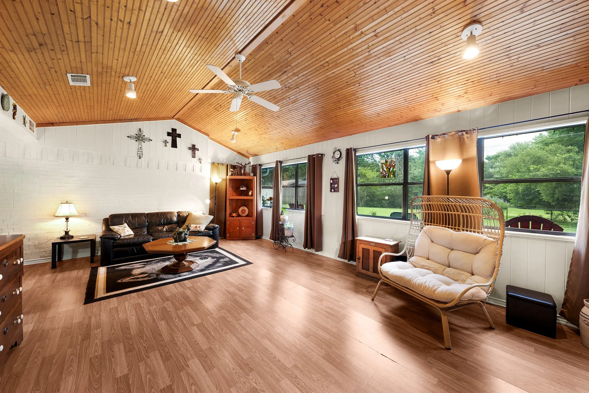 Single Family Residence For Sale in Hunt County , 2826 Birchwood Lane, Commerce, Texas 75428, 3 Bedroom, 3 Bathroom, 3 Garage spaces, 2,806 Sqft, built in 1967, mls#21300272, Real Estate Agent in Commerce, Homes For Sale in Hunt county, Homes For Sale in Commerce, Realtor in Commerce Texas, Real Estate Brokerage Independent Realty Texas, Luminita Cordes Realtor