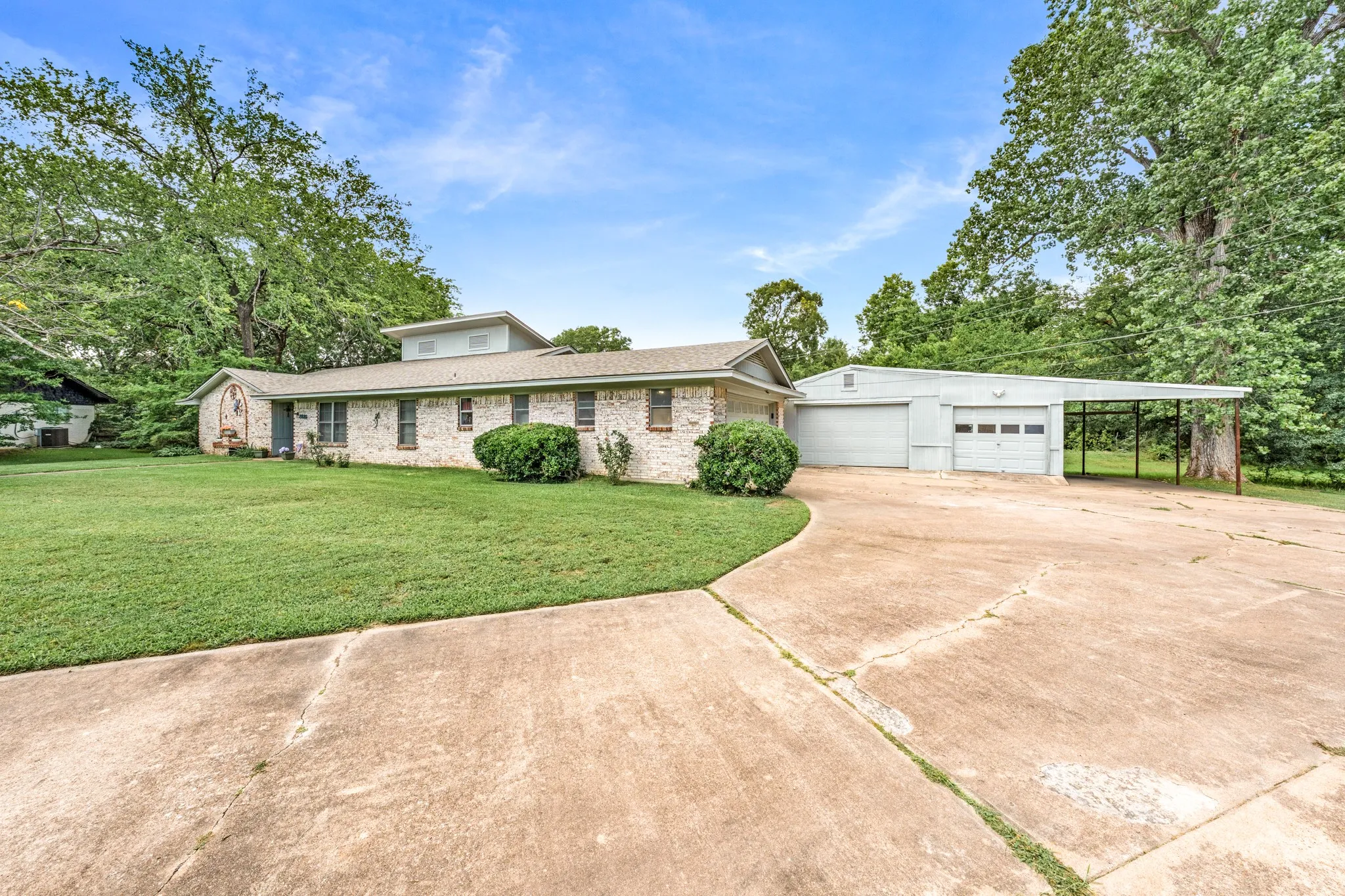 Single Family Residence For Sale in Hunt County , 2826 Birchwood Lane, Commerce, Texas 75428, 3 Bedroom, 3 Bathroom, 3 Garage spaces, 2,806 Sqft, built in 1967, mls#21300272, Real Estate Agent in Commerce, Homes For Sale in Hunt county, Homes For Sale in Commerce, Realtor in Commerce Texas, Real Estate Brokerage Independent Realty Texas, Luminita Cordes Realtor