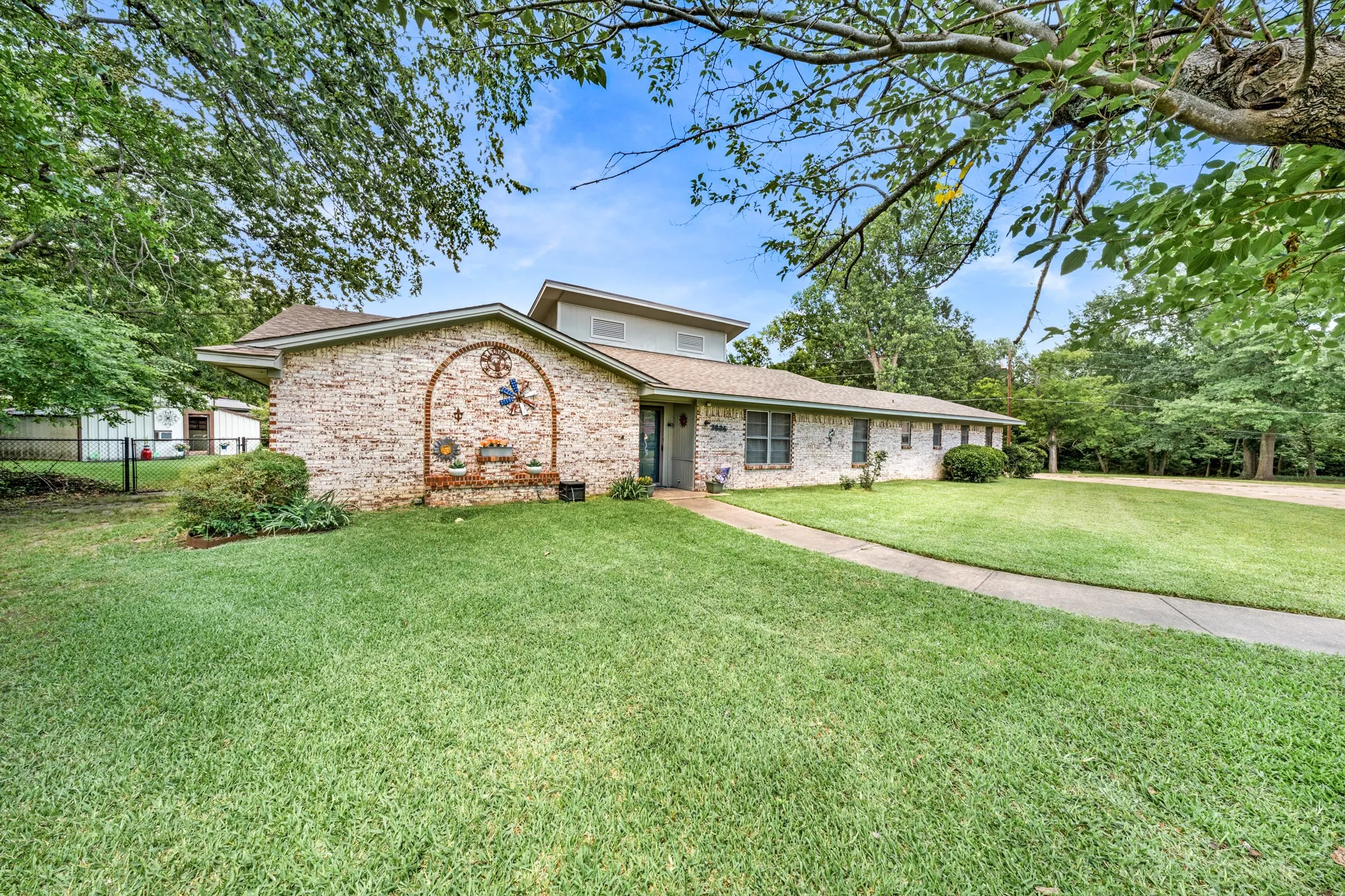 Single Family Residence For Sale in Hunt County , 2826 Birchwood Lane, Commerce, Texas 75428, 3 Bedroom, 3 Bathroom, 3 Garage spaces, 2,806 Sqft, built in 1967, mls#21300272, Real Estate Agent in Commerce, Homes For Sale in Hunt county, Homes For Sale in Commerce, Realtor in Commerce Texas, Real Estate Brokerage Independent Realty Texas, Luminita Cordes Realtor