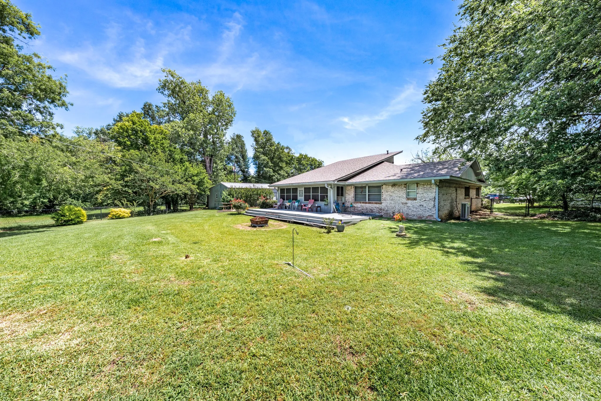 Single Family Residence For Sale in Hunt County , 2826 Birchwood Lane, Commerce, Texas 75428, 3 Bedroom, 3 Bathroom, 3 Garage spaces, 2,806 Sqft, built in 1967, mls#21300272, Real Estate Agent in Commerce, Homes For Sale in Hunt county, Homes For Sale in Commerce, Realtor in Commerce Texas, Real Estate Brokerage Independent Realty Texas, Luminita Cordes Realtor