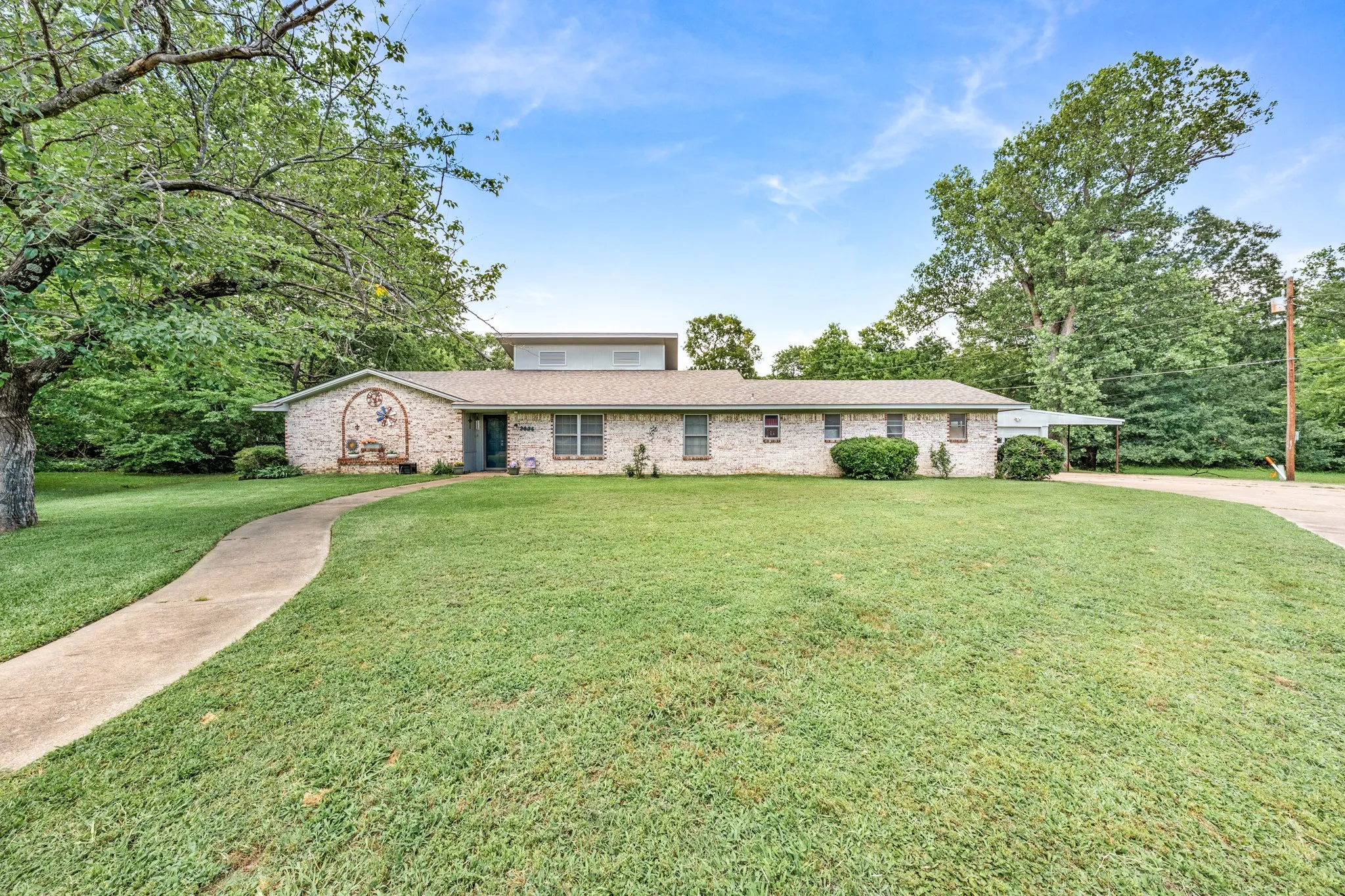 Single Family Residence For Sale in Hunt County , 2826 Birchwood Lane, Commerce, Texas 75428, 3 Bedroom, 3 Bathroom, 3 Garage spaces, 2,806 Sqft, built in 1967, mls#21300272, Real Estate Agent in Commerce, Homes For Sale in Hunt county, Homes For Sale in Commerce, Realtor in Commerce Texas, Real Estate Brokerage Independent Realty Texas, Luminita Cordes Realtor