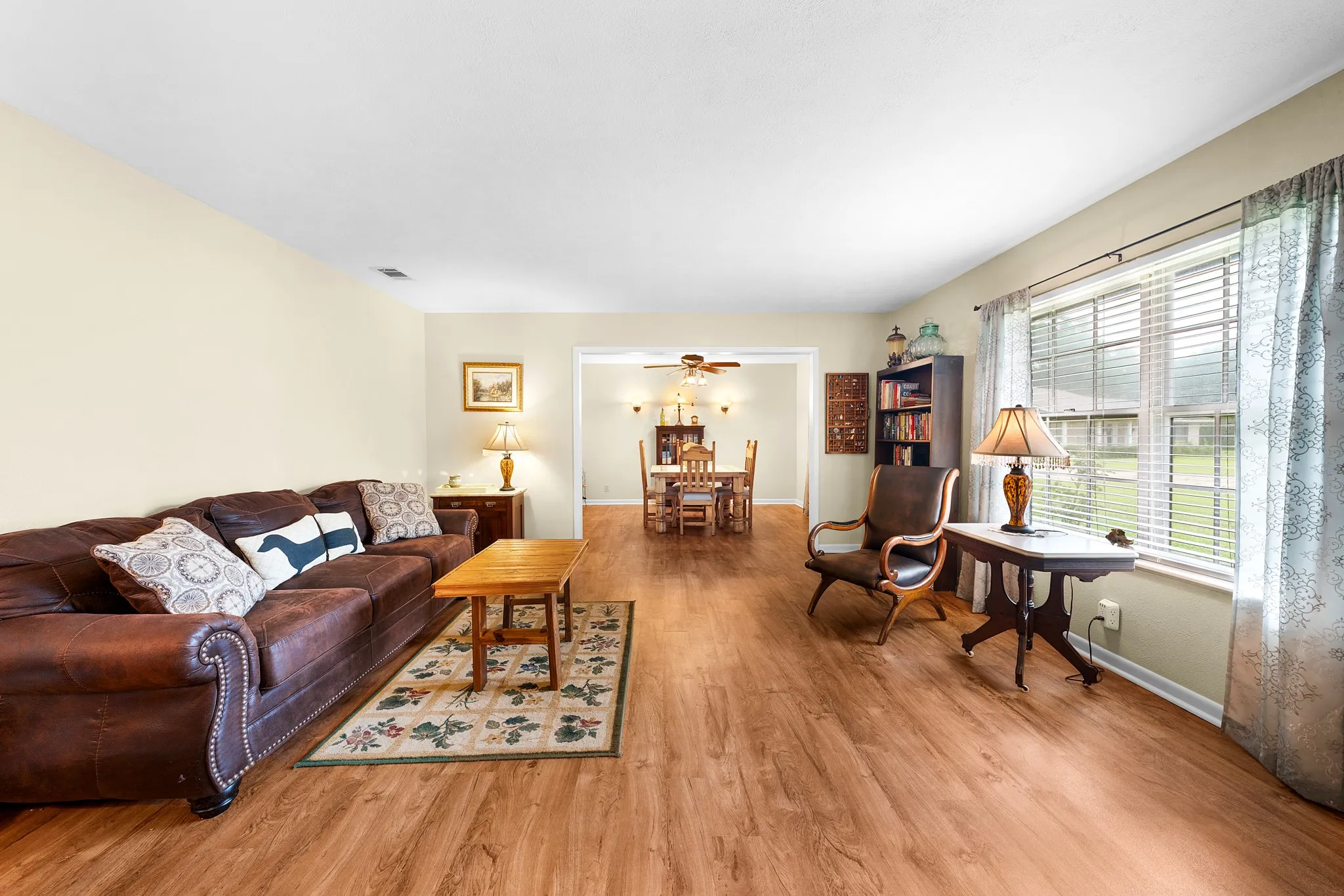 Single Family Residence For Sale in Hunt County , 2826 Birchwood Lane, Commerce, Texas 75428, 3 Bedroom, 3 Bathroom, 3 Garage spaces, 2,806 Sqft, built in 1967, mls#21300272, Real Estate Agent in Commerce, Homes For Sale in Hunt county, Homes For Sale in Commerce, Realtor in Commerce Texas, Real Estate Brokerage Independent Realty Texas, Luminita Cordes Realtor