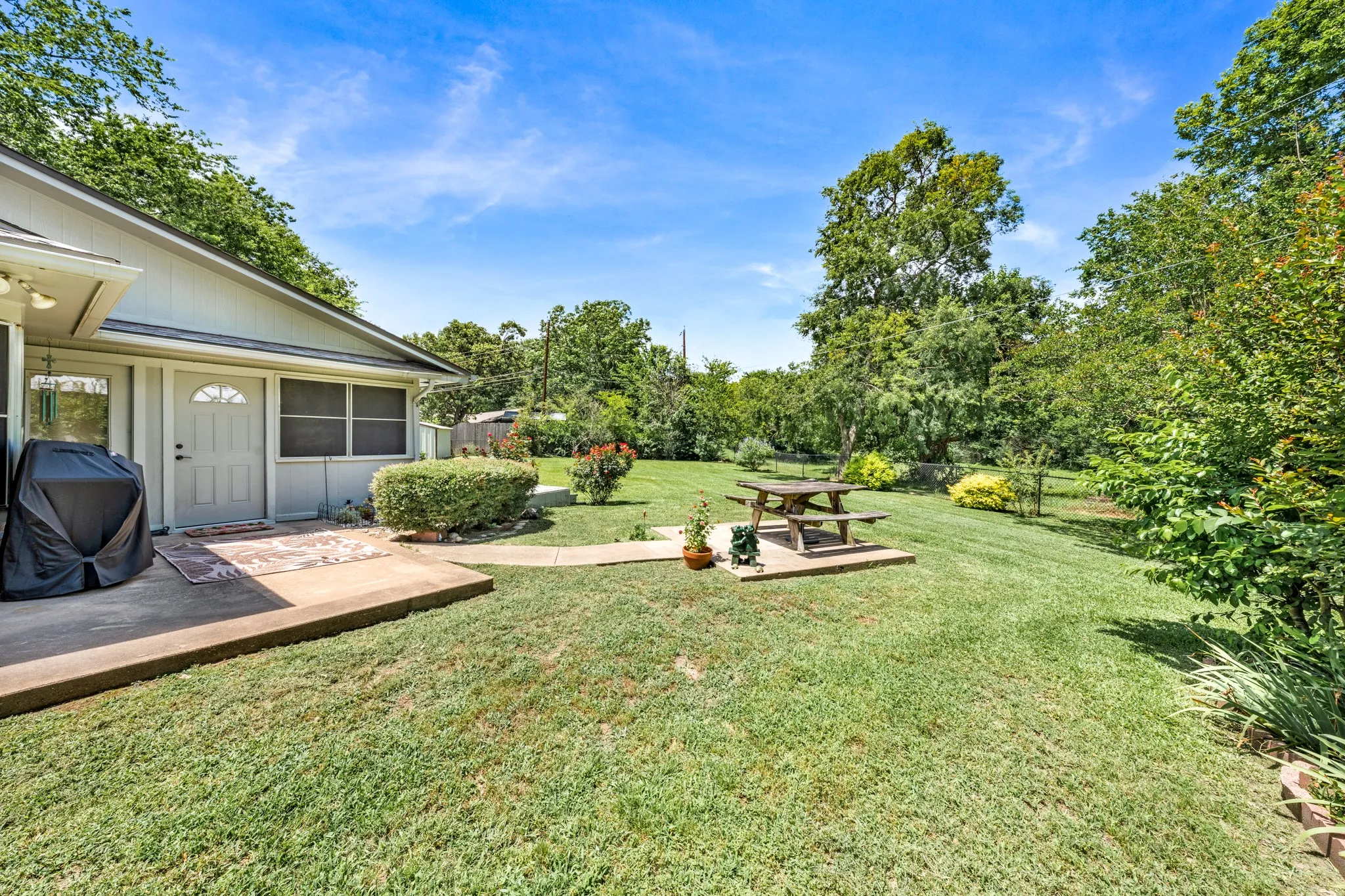 Single Family Residence For Sale in Hunt County , 2826 Birchwood Lane, Commerce, Texas 75428, 3 Bedroom, 3 Bathroom, 3 Garage spaces, 2,806 Sqft, built in 1967, mls#21300272, Real Estate Agent in Commerce, Homes For Sale in Hunt county, Homes For Sale in Commerce, Realtor in Commerce Texas, Real Estate Brokerage Independent Realty Texas, Luminita Cordes Realtor
