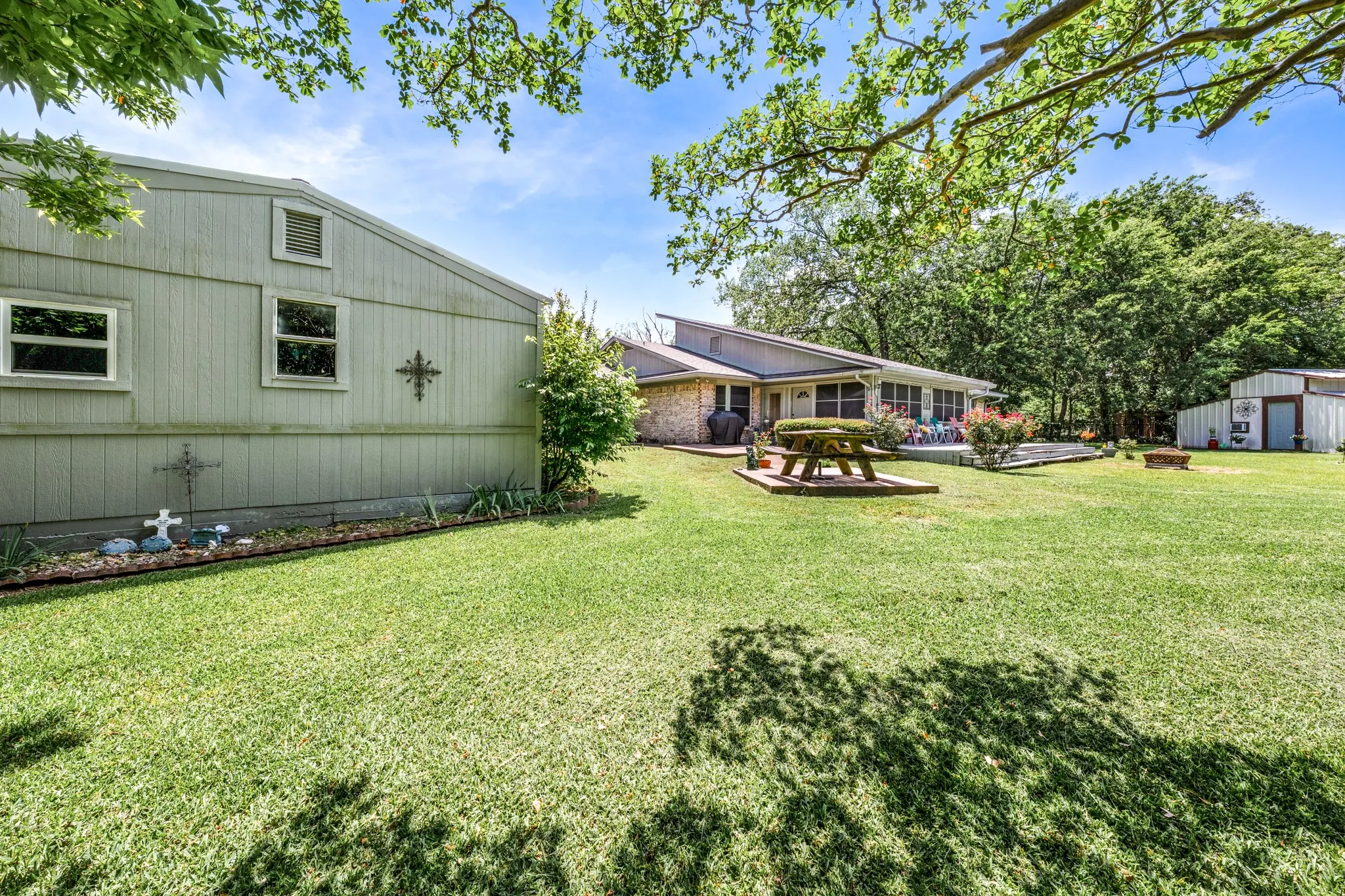 Single Family Residence For Sale in Hunt County , 2826 Birchwood Lane, Commerce, Texas 75428, 3 Bedroom, 3 Bathroom, 3 Garage spaces, 2,806 Sqft, built in 1967, mls#21300272, Real Estate Agent in Commerce, Homes For Sale in Hunt county, Homes For Sale in Commerce, Realtor in Commerce Texas, Real Estate Brokerage Independent Realty Texas, Luminita Cordes Realtor