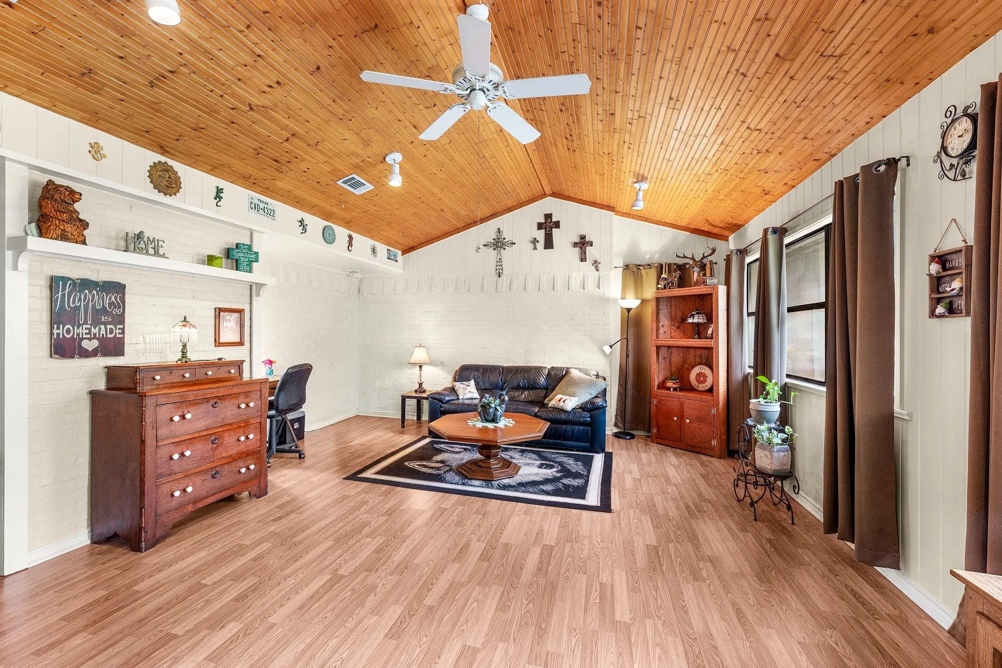 Single Family Residence For Sale in Hunt County , 2826 Birchwood Lane, Commerce, Texas 75428, 3 Bedroom, 3 Bathroom, 3 Garage spaces, 2,806 Sqft, built in 1967, mls#21300272, Real Estate Agent in Commerce, Homes For Sale in Hunt county, Homes For Sale in Commerce, Realtor in Commerce Texas, Real Estate Brokerage Independent Realty Texas, Luminita Cordes Realtor