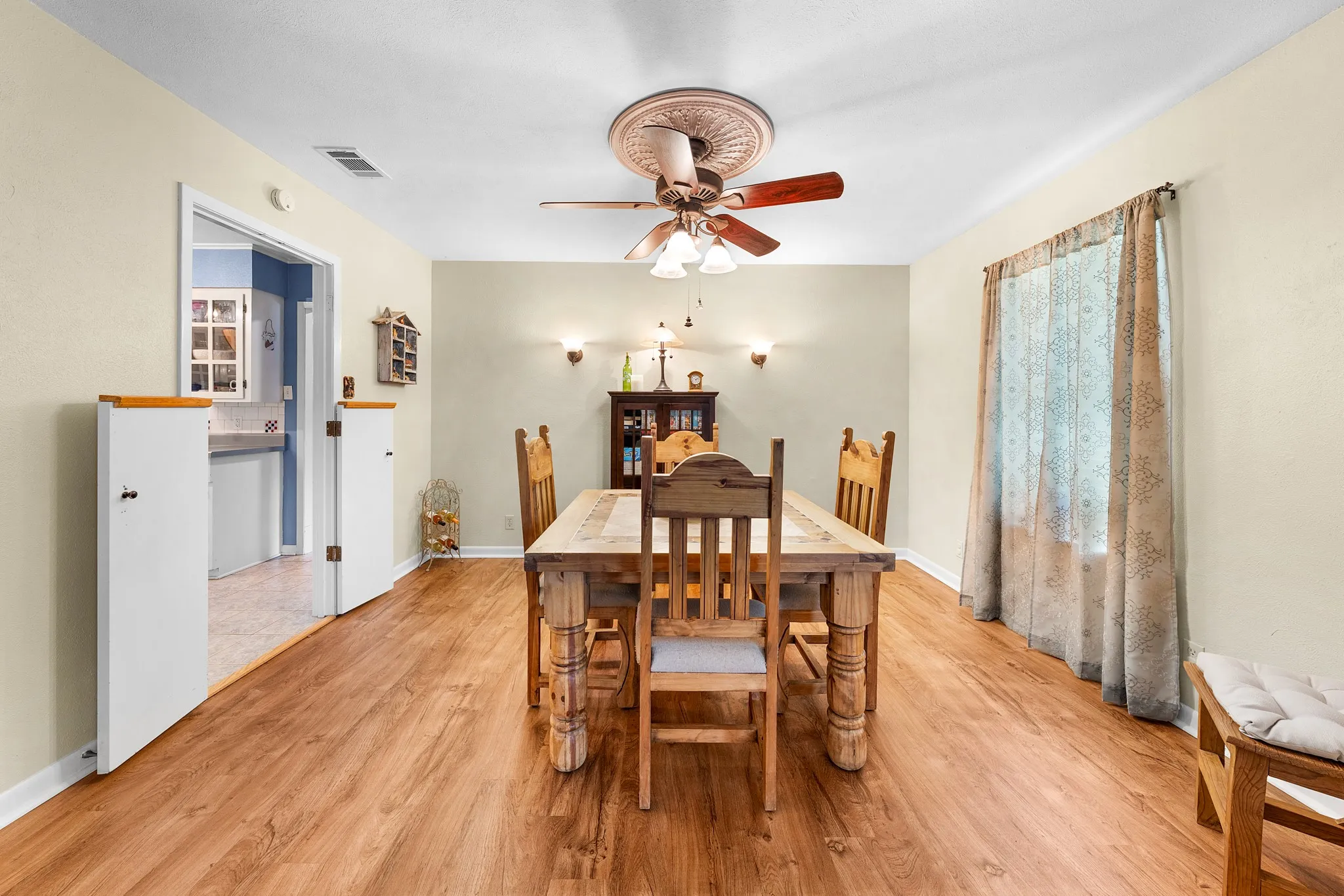 Single Family Residence For Sale in Hunt County , 2826 Birchwood Lane, Commerce, Texas 75428, 3 Bedroom, 3 Bathroom, 3 Garage spaces, 2,806 Sqft, built in 1967, mls#21300272, Real Estate Agent in Commerce, Homes For Sale in Hunt county, Homes For Sale in Commerce, Realtor in Commerce Texas, Real Estate Brokerage Independent Realty Texas, Luminita Cordes Realtor