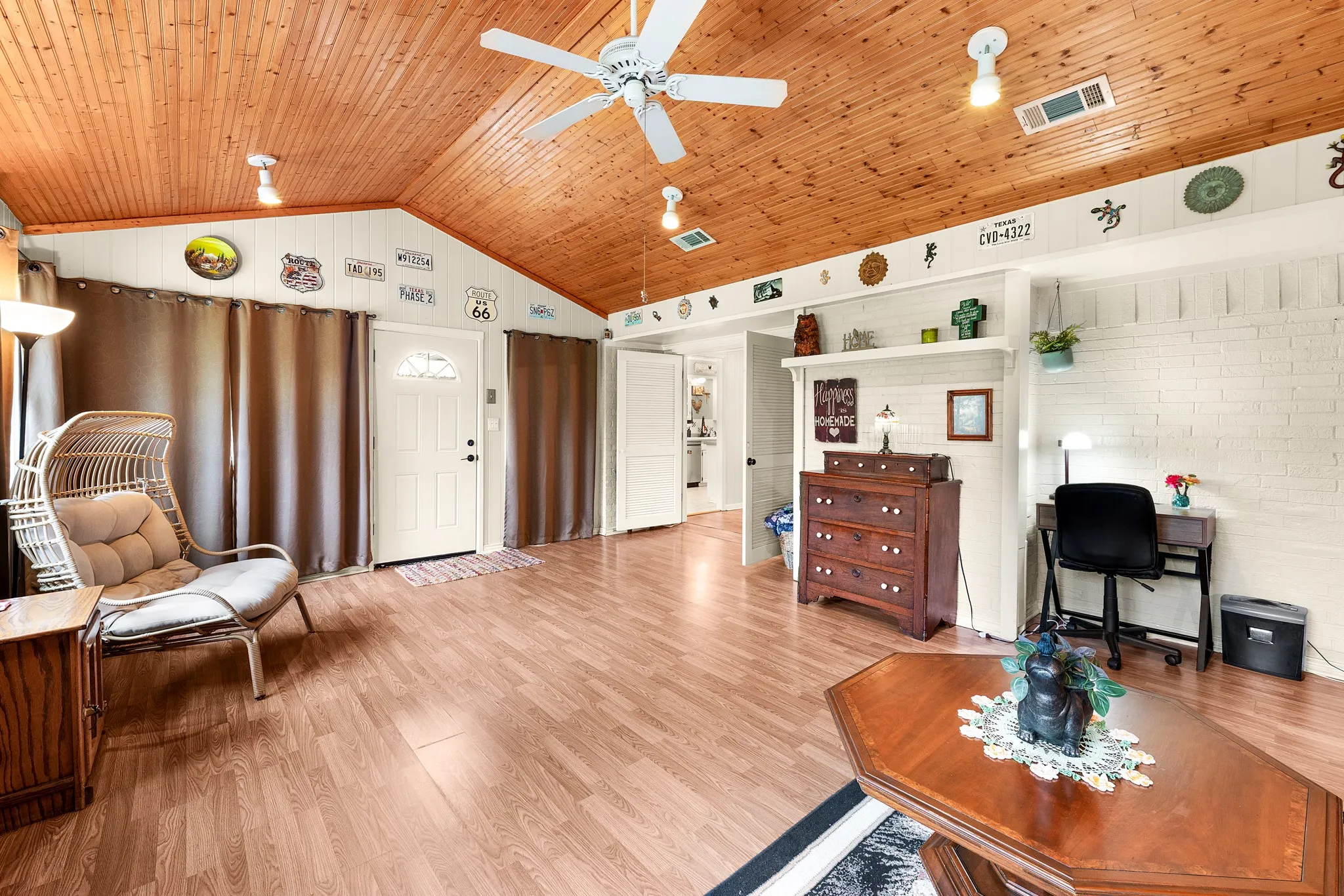 Single Family Residence For Sale in Hunt County , 2826 Birchwood Lane, Commerce, Texas 75428, 3 Bedroom, 3 Bathroom, 3 Garage spaces, 2,806 Sqft, built in 1967, mls#21300272, Real Estate Agent in Commerce, Homes For Sale in Hunt county, Homes For Sale in Commerce, Realtor in Commerce Texas, Real Estate Brokerage Independent Realty Texas, Luminita Cordes Realtor