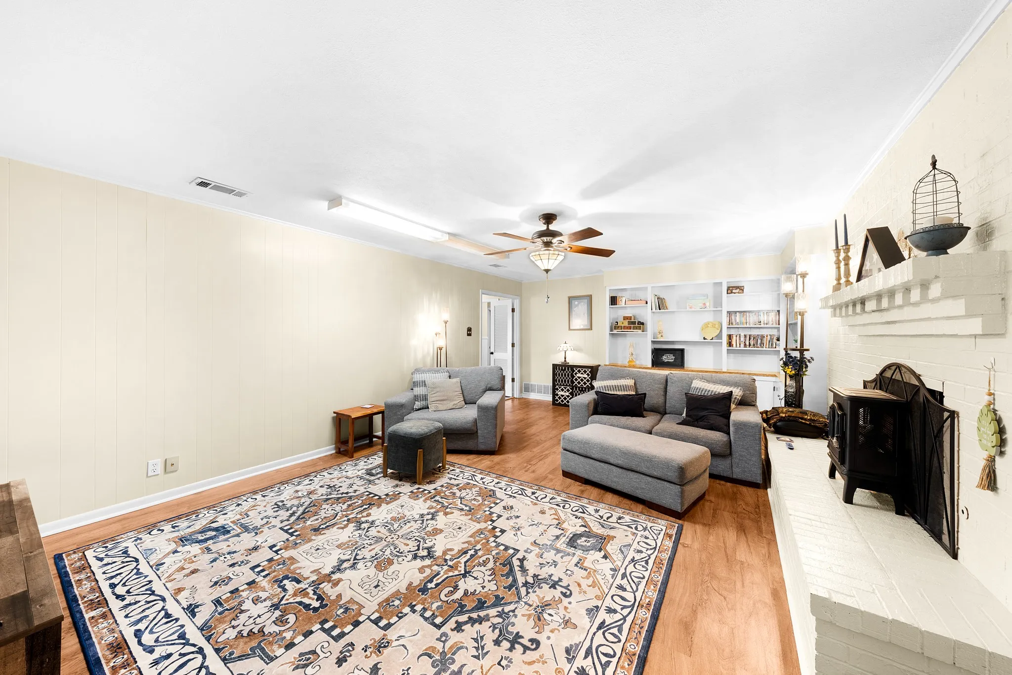 Single Family Residence For Sale in Hunt County , 2826 Birchwood Lane, Commerce, Texas 75428, 3 Bedroom, 3 Bathroom, 3 Garage spaces, 2,806 Sqft, built in 1967, mls#21300272, Real Estate Agent in Commerce, Homes For Sale in Hunt county, Homes For Sale in Commerce, Realtor in Commerce Texas, Real Estate Brokerage Independent Realty Texas, Luminita Cordes Realtor