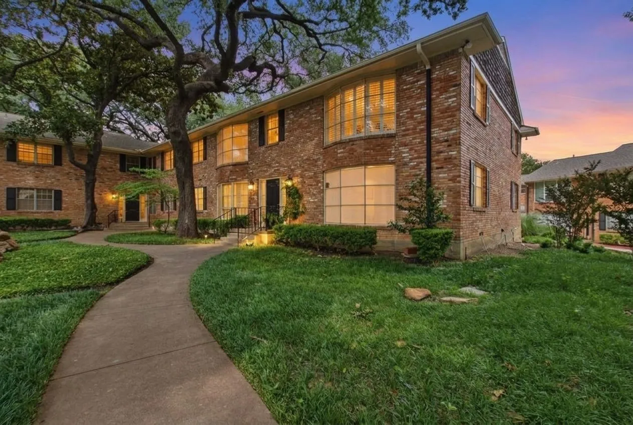 Condominium For Rent in Dallas County , 3031 Mahanna Springs Drive D, Dallas, Texas 75235, 2 Bedroom, 1 Bathroom, Garage spaces, 899 Sqft, built in 1962, Price $1,695, mls#21301125, Real Estate Agent in Dallas, Homes For Rent in Dallas county, Homes For Rent in Dallas, Realtor in Dallas Texas, Real Estate Brokerage Independent Realty Texas, Luminita Cordes Realtor