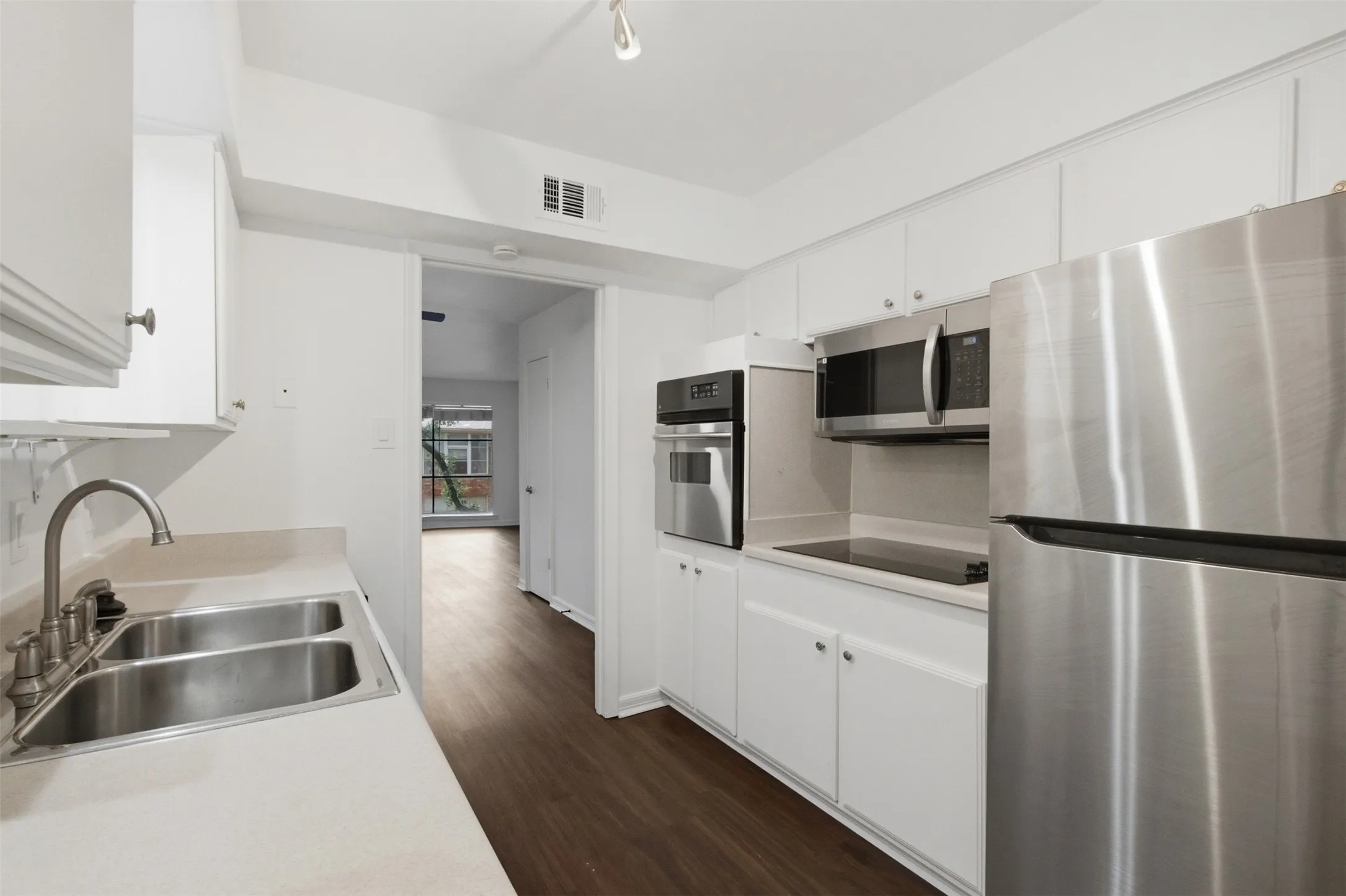 Condominium For Rent in Dallas County , 3031 Mahanna Springs Drive D, Dallas, Texas 75235, 2 Bedroom, 1 Bathroom, Garage spaces, 899 Sqft, built in 1962, Price $1,695, mls#21301125, Real Estate Agent in Dallas, Homes For Rent in Dallas county, Homes For Rent in Dallas, Realtor in Dallas Texas, Real Estate Brokerage Independent Realty Texas, Luminita Cordes Realtor