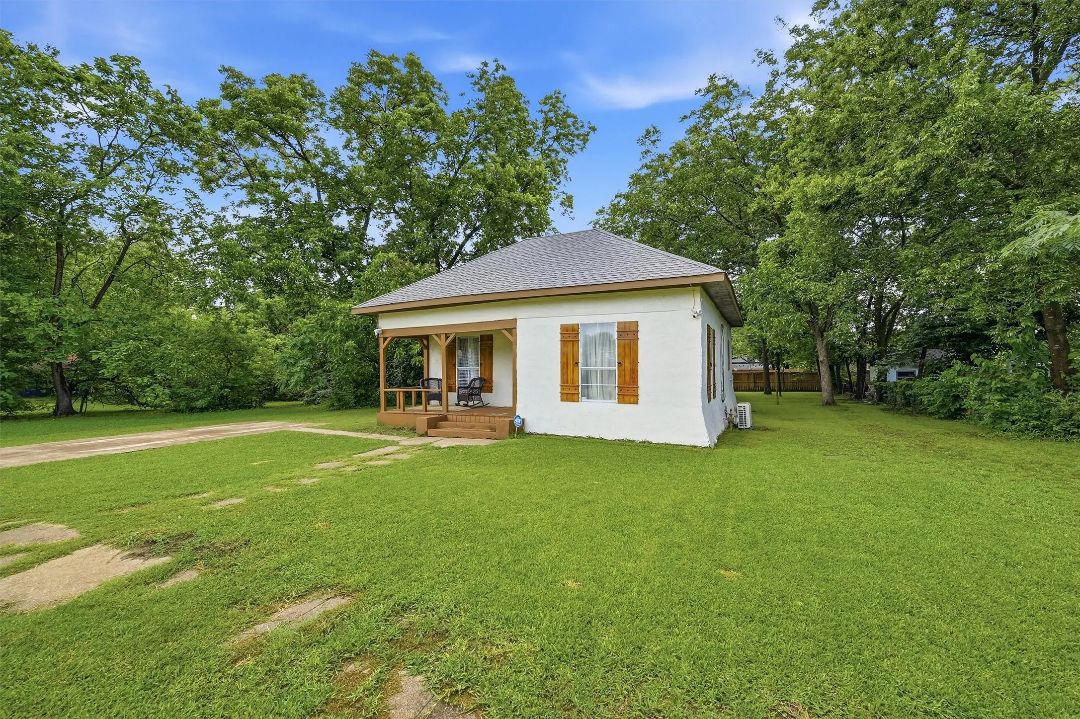 Single Family Residence For Sale in Grayson County , 814 S Maxey Street, Sherman, Texas 75090, 1 Bedroom, 1 Bathroom, Garage spaces, 821 Sqft, built in 1920, mls#21300396, Real Estate Agent in Sherman, Homes For Sale in Grayson county, Homes For Sale in Sherman, Realtor in Sherman Texas, Real Estate Brokerage Independent Realty Texas, Luminita Cordes Realtor