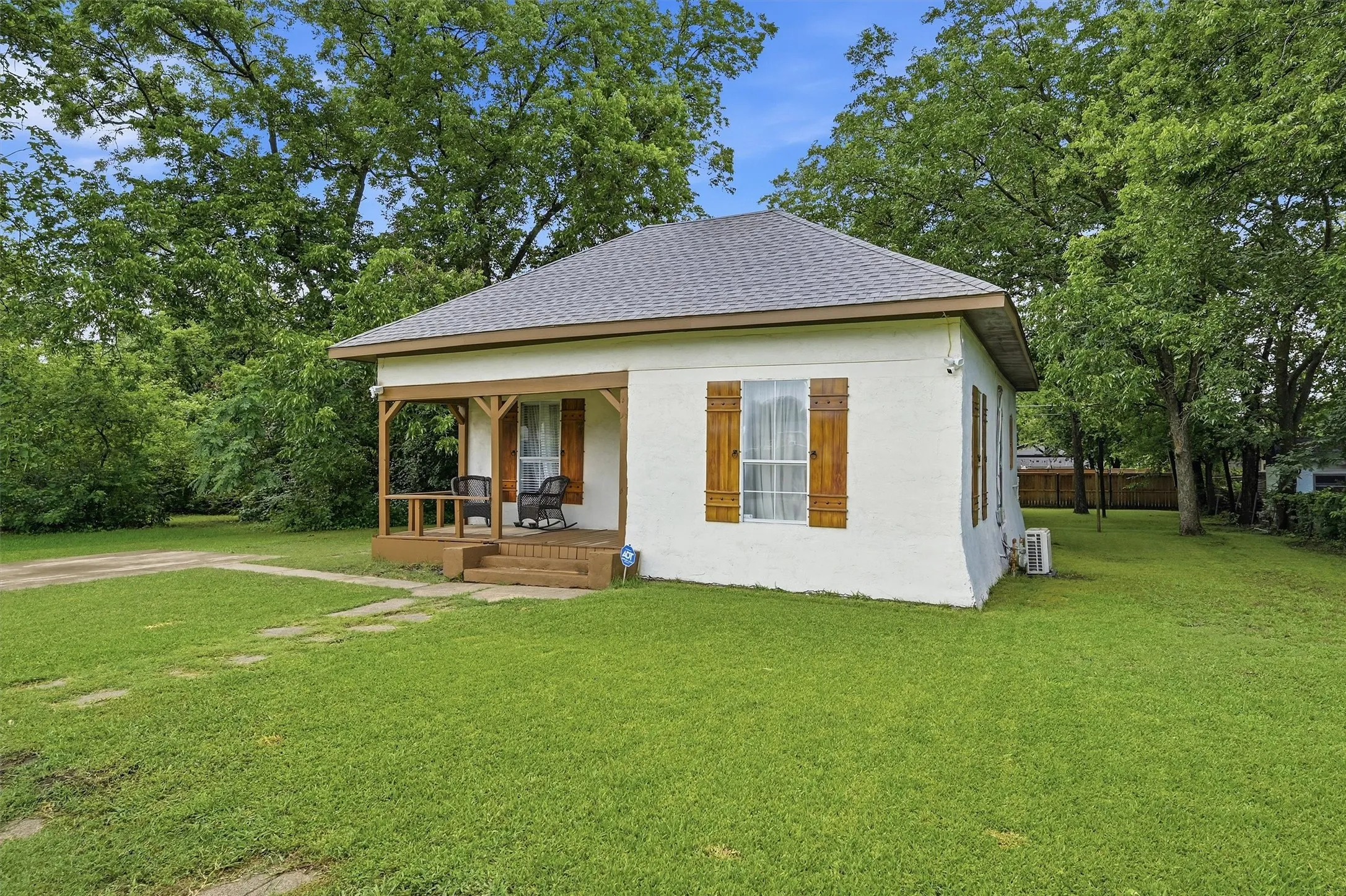 Single Family Residence For Sale in Grayson County , 814 S Maxey Street, Sherman, Texas 75090, 1 Bedroom, 1 Bathroom, Garage spaces, 821 Sqft, built in 1920, mls#21300396, Real Estate Agent in Sherman, Homes For Sale in Grayson county, Homes For Sale in Sherman, Realtor in Sherman Texas, Real Estate Brokerage Independent Realty Texas, Luminita Cordes Realtor