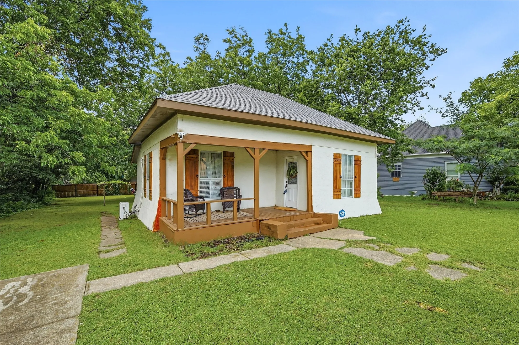 Single Family Residence For Sale in Grayson County , 814 S Maxey Street, Sherman, Texas 75090, 1 Bedroom, 1 Bathroom, Garage spaces, 821 Sqft, built in 1920, mls#21300396, Real Estate Agent in Sherman, Homes For Sale in Grayson county, Homes For Sale in Sherman, Realtor in Sherman Texas, Real Estate Brokerage Independent Realty Texas, Luminita Cordes Realtor