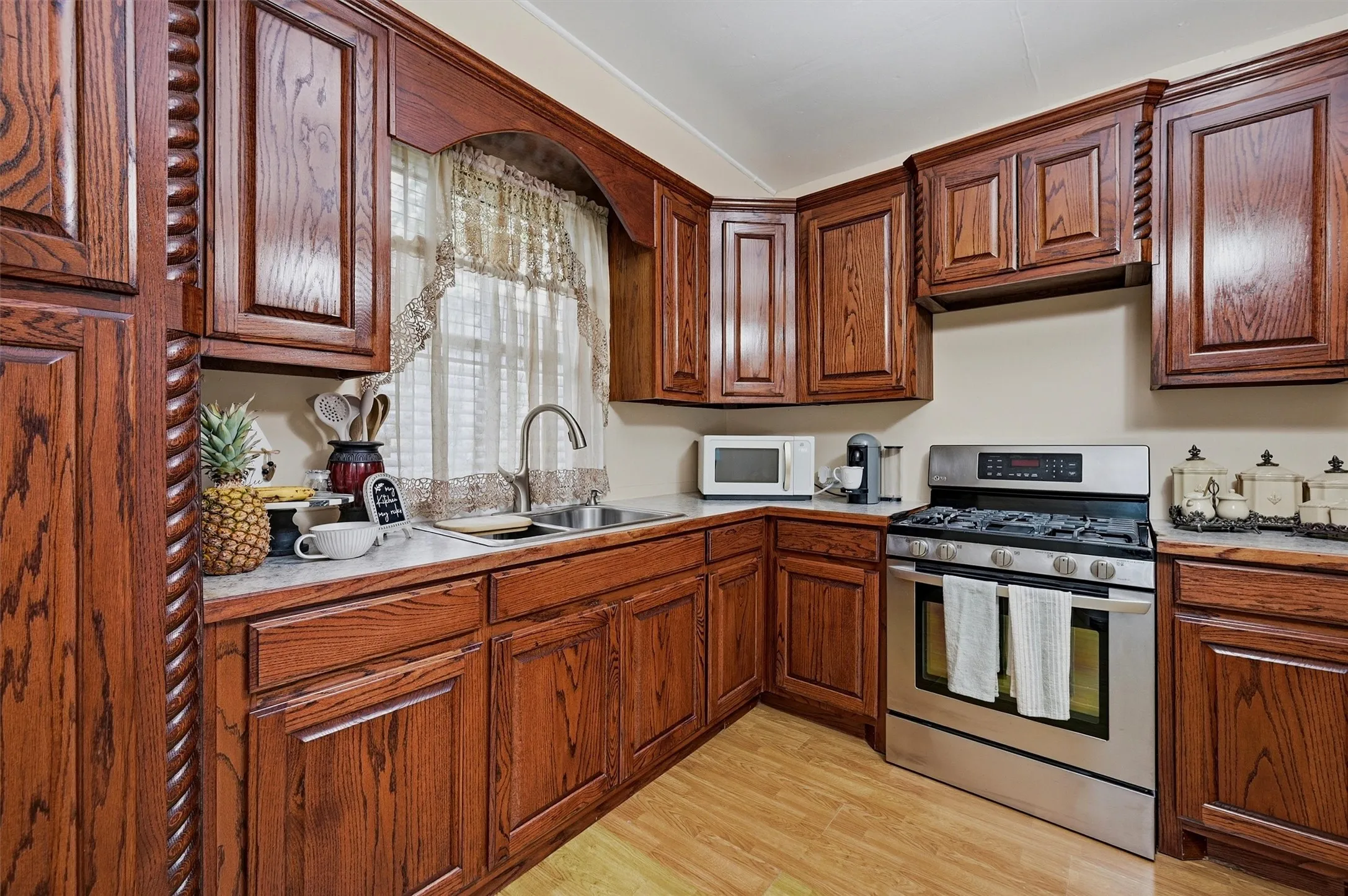 Single Family Residence For Sale in Grayson County , 814 S Maxey Street, Sherman, Texas 75090, 1 Bedroom, 1 Bathroom, Garage spaces, 821 Sqft, built in 1920, mls#21300396, Real Estate Agent in Sherman, Homes For Sale in Grayson county, Homes For Sale in Sherman, Realtor in Sherman Texas, Real Estate Brokerage Independent Realty Texas, Luminita Cordes Realtor