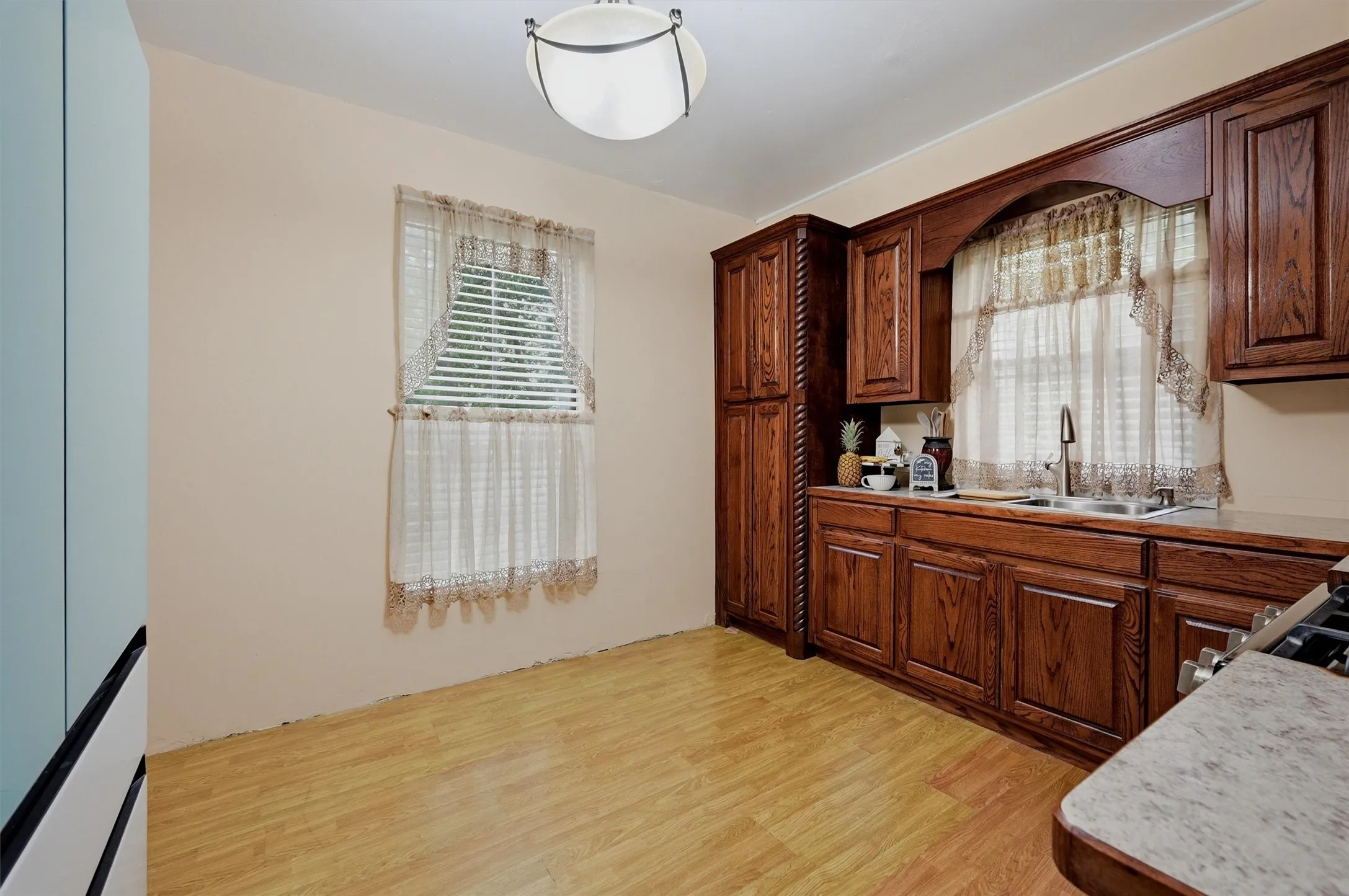 Single Family Residence For Sale in Grayson County , 814 S Maxey Street, Sherman, Texas 75090, 1 Bedroom, 1 Bathroom, Garage spaces, 821 Sqft, built in 1920, mls#21300396, Real Estate Agent in Sherman, Homes For Sale in Grayson county, Homes For Sale in Sherman, Realtor in Sherman Texas, Real Estate Brokerage Independent Realty Texas, Luminita Cordes Realtor