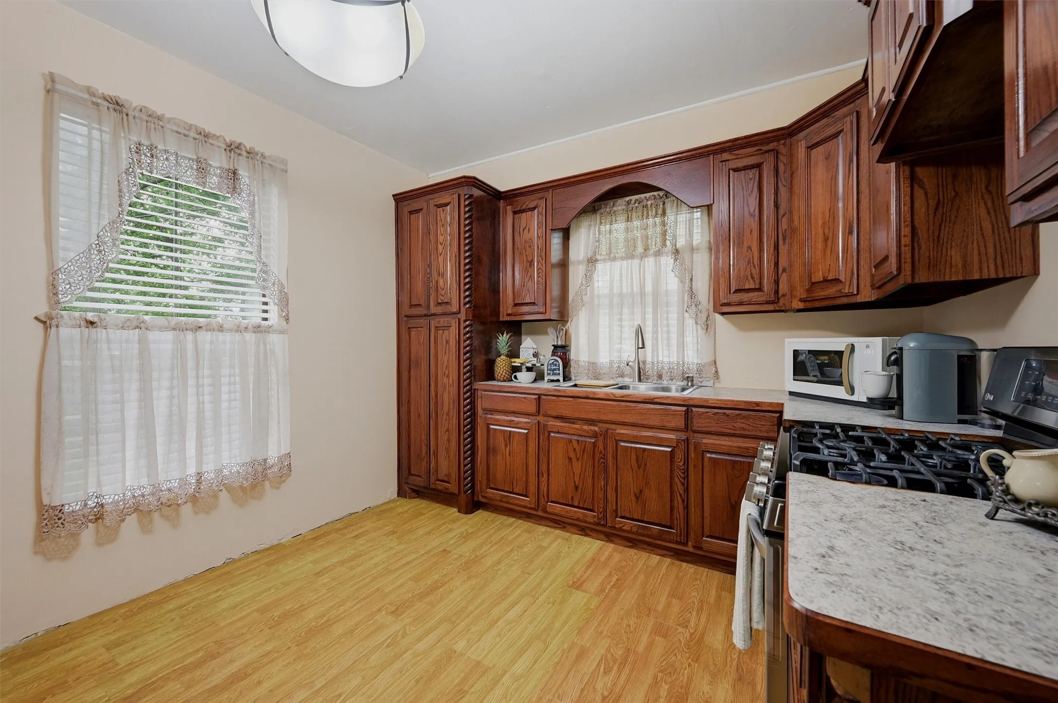 Single Family Residence For Sale in Grayson County , 814 S Maxey Street, Sherman, Texas 75090, 1 Bedroom, 1 Bathroom, Garage spaces, 821 Sqft, built in 1920, mls#21300396, Real Estate Agent in Sherman, Homes For Sale in Grayson county, Homes For Sale in Sherman, Realtor in Sherman Texas, Real Estate Brokerage Independent Realty Texas, Luminita Cordes Realtor