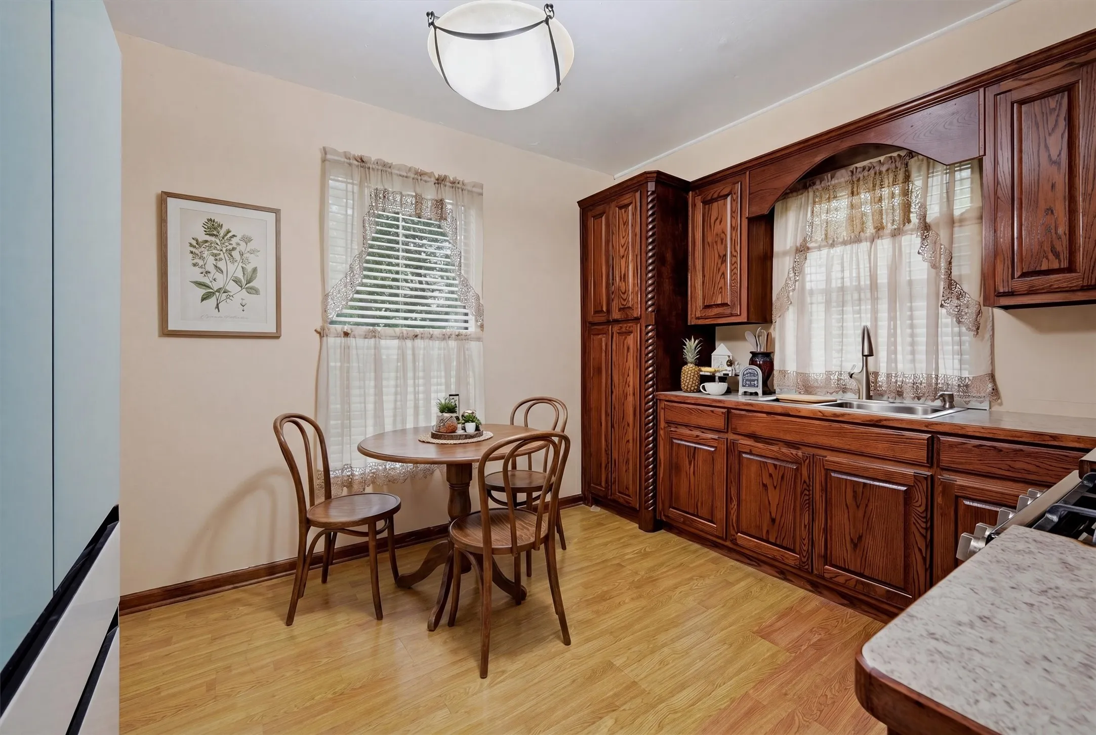 Single Family Residence For Sale in Grayson County , 814 S Maxey Street, Sherman, Texas 75090, 1 Bedroom, 1 Bathroom, Garage spaces, 821 Sqft, built in 1920, mls#21300396, Real Estate Agent in Sherman, Homes For Sale in Grayson county, Homes For Sale in Sherman, Realtor in Sherman Texas, Real Estate Brokerage Independent Realty Texas, Luminita Cordes Realtor