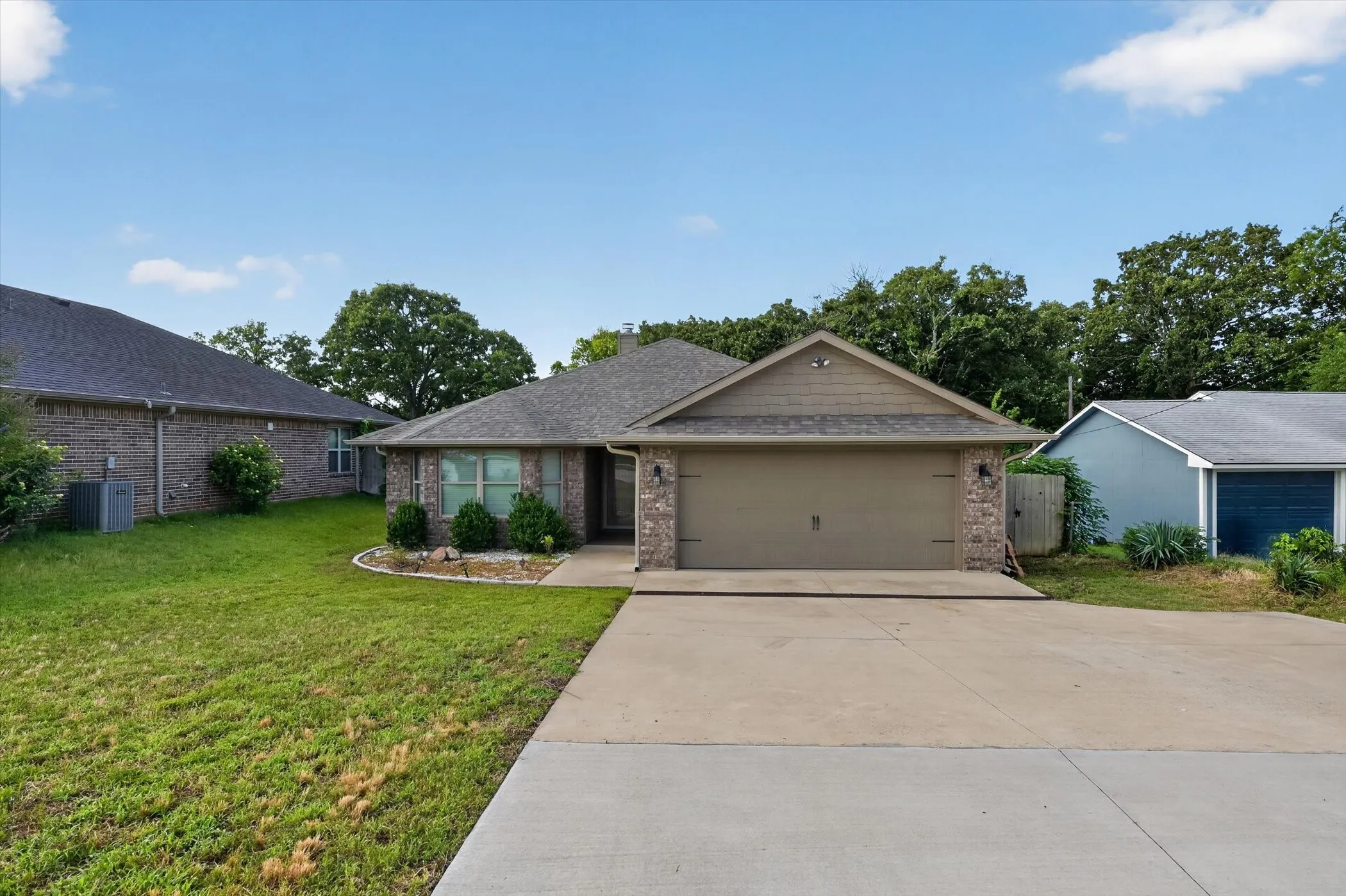 Single Family Residence For Sale in Grayson County , 3016 Loy Lake Road, Denison, Texas 75020, 3 Bedroom, 2 Bathroom, 2 Garage spaces, 1,638 Sqft, built in 2017, mls#21301448, Real Estate Agent in Denison, Homes For Sale in Grayson county, Homes For Sale in Denison, Realtor in Denison Texas, Real Estate Brokerage Independent Realty Texas, Luminita Cordes Realtor
