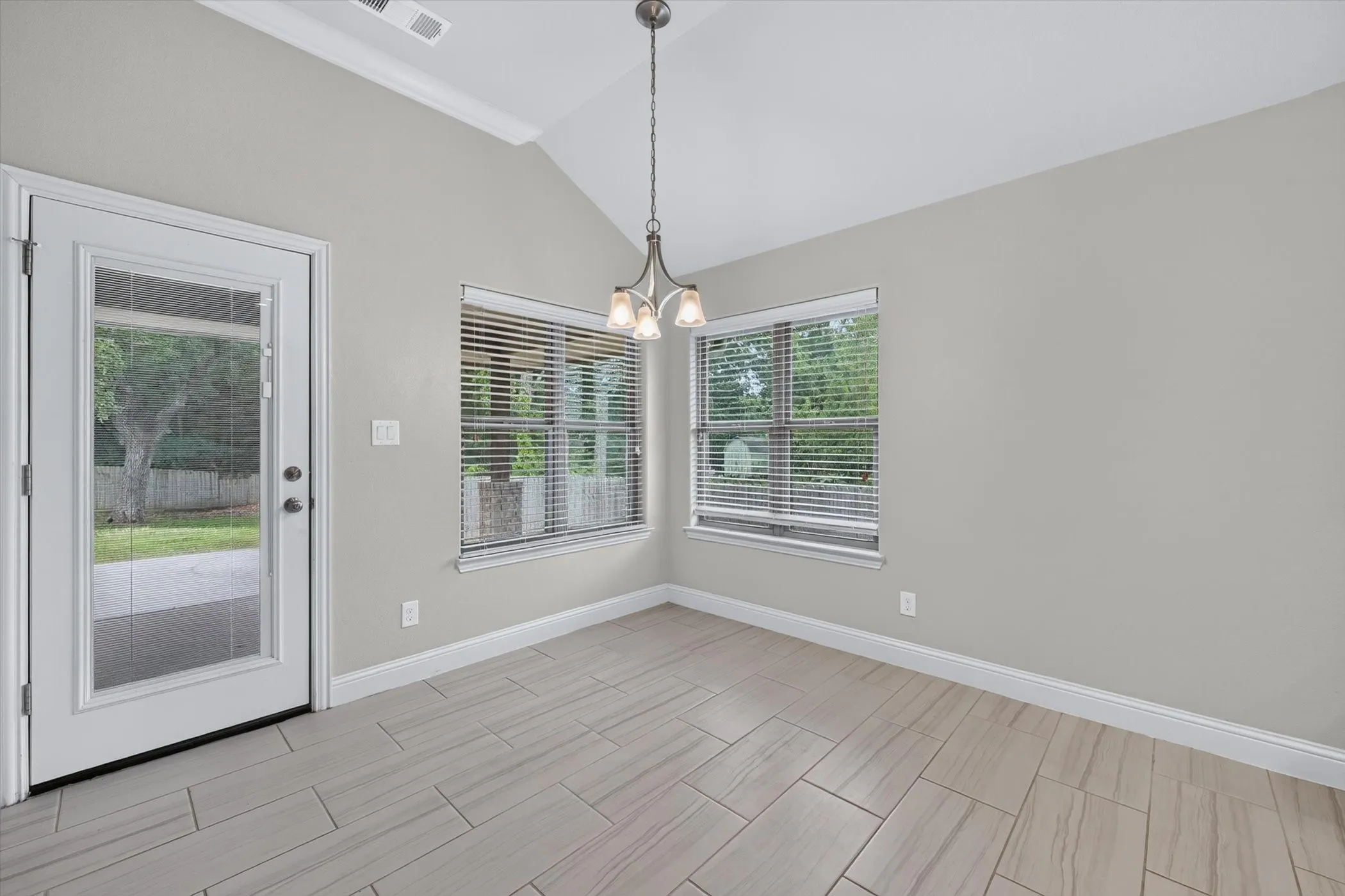 Single Family Residence For Sale in Grayson County , 3016 Loy Lake Road, Denison, Texas 75020, 3 Bedroom, 2 Bathroom, 2 Garage spaces, 1,638 Sqft, built in 2017, mls#21301448, Real Estate Agent in Denison, Homes For Sale in Grayson county, Homes For Sale in Denison, Realtor in Denison Texas, Real Estate Brokerage Independent Realty Texas, Luminita Cordes Realtor