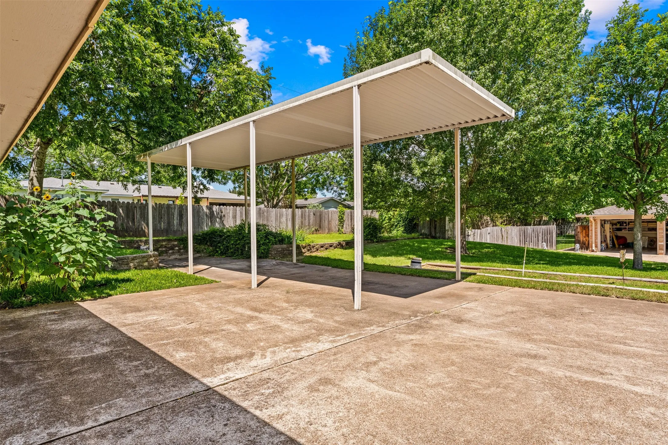 Single Family Residence For Sale in Mc Lennan County , 708 Topeka Drive, Woodway, Texas 76712, 4 Bedroom, 2 Bathroom, 2 Garage spaces, 2,323 Sqft, built in 1965, mls#21285571, Real Estate Agent in Woodway, Homes For Sale in Mc Lennan county, Homes For Sale in Woodway, Realtor in Woodway Texas, Real Estate Brokerage Independent Realty Texas, Luminita Cordes Realtor