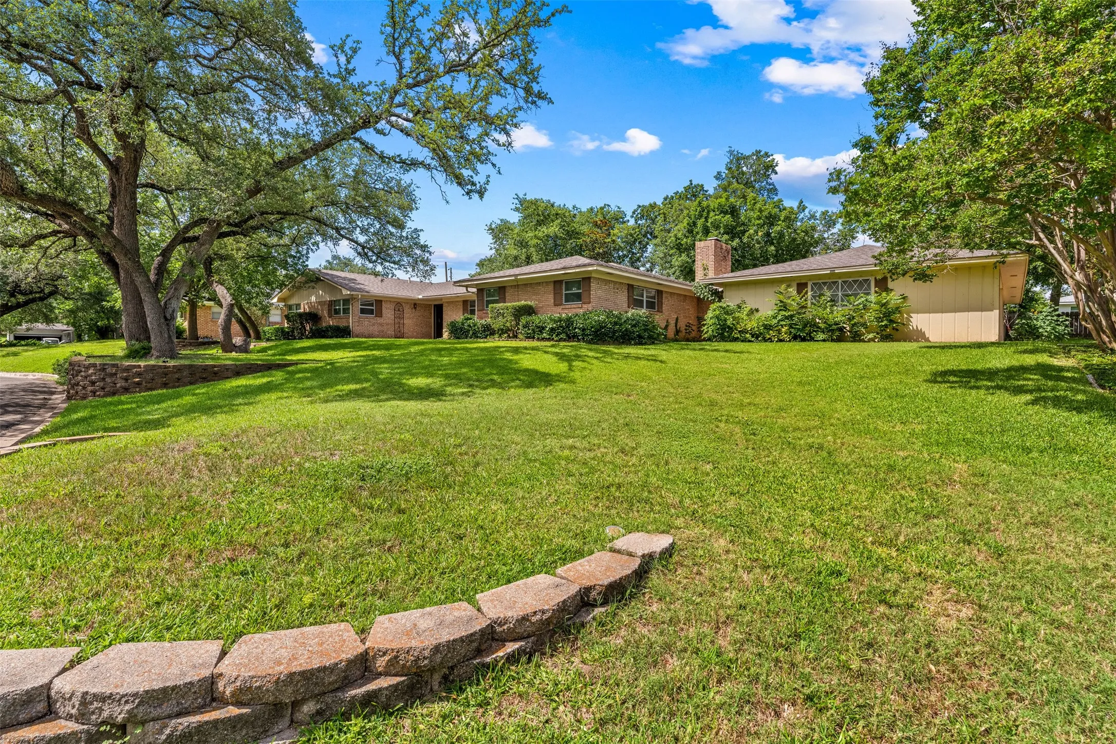 Single Family Residence For Sale in Mc Lennan County , 708 Topeka Drive, Woodway, Texas 76712, 4 Bedroom, 2 Bathroom, 2 Garage spaces, 2,323 Sqft, built in 1965, mls#21285571, Real Estate Agent in Woodway, Homes For Sale in Mc Lennan county, Homes For Sale in Woodway, Realtor in Woodway Texas, Real Estate Brokerage Independent Realty Texas, Luminita Cordes Realtor
