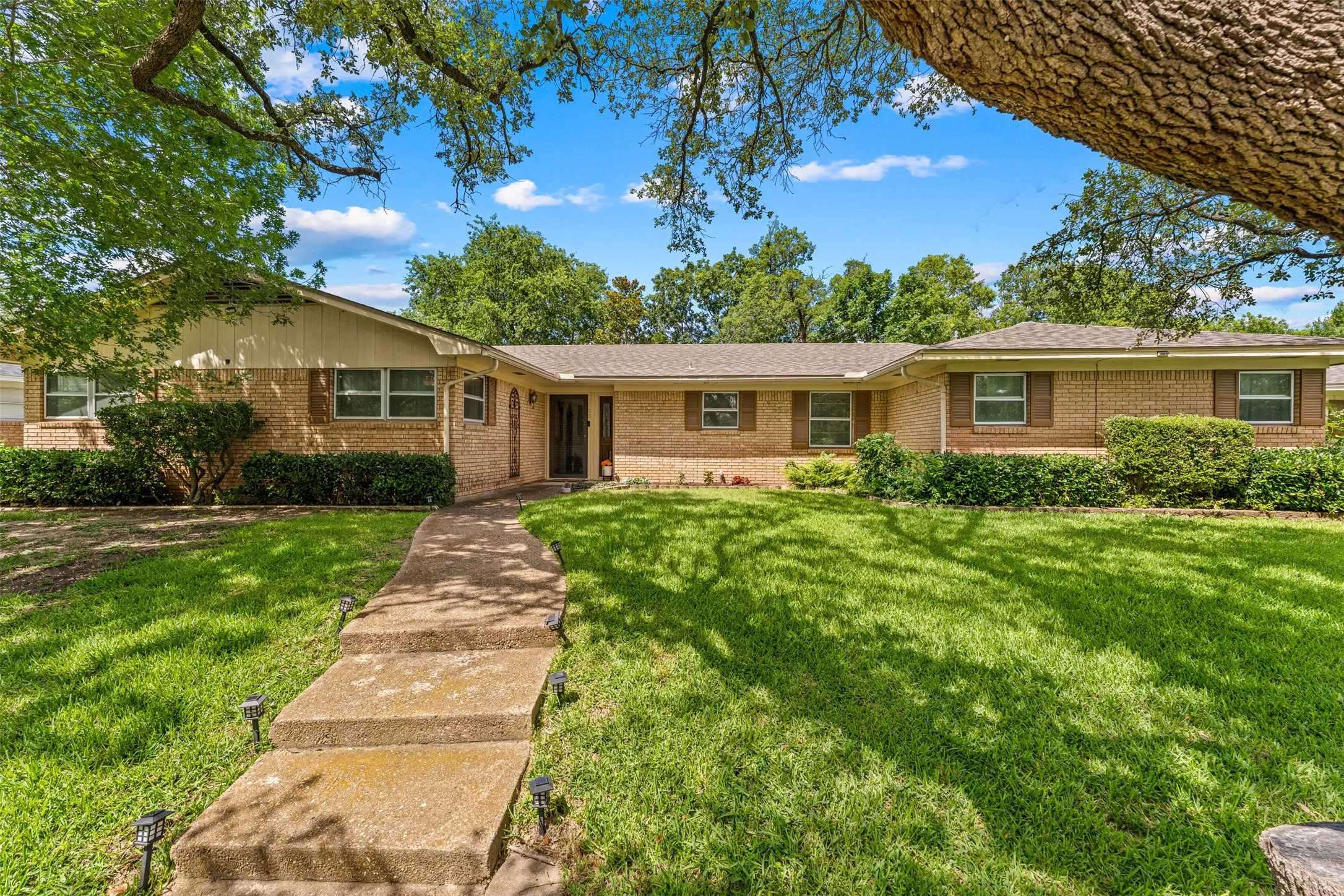 Single Family Residence For Sale in Mc Lennan County , 708 Topeka Drive, Woodway, Texas 76712, 4 Bedroom, 2 Bathroom, 2 Garage spaces, 2,323 Sqft, built in 1965, mls#21285571, Real Estate Agent in Woodway, Homes For Sale in Mc Lennan county, Homes For Sale in Woodway, Realtor in Woodway Texas, Real Estate Brokerage Independent Realty Texas, Luminita Cordes Realtor