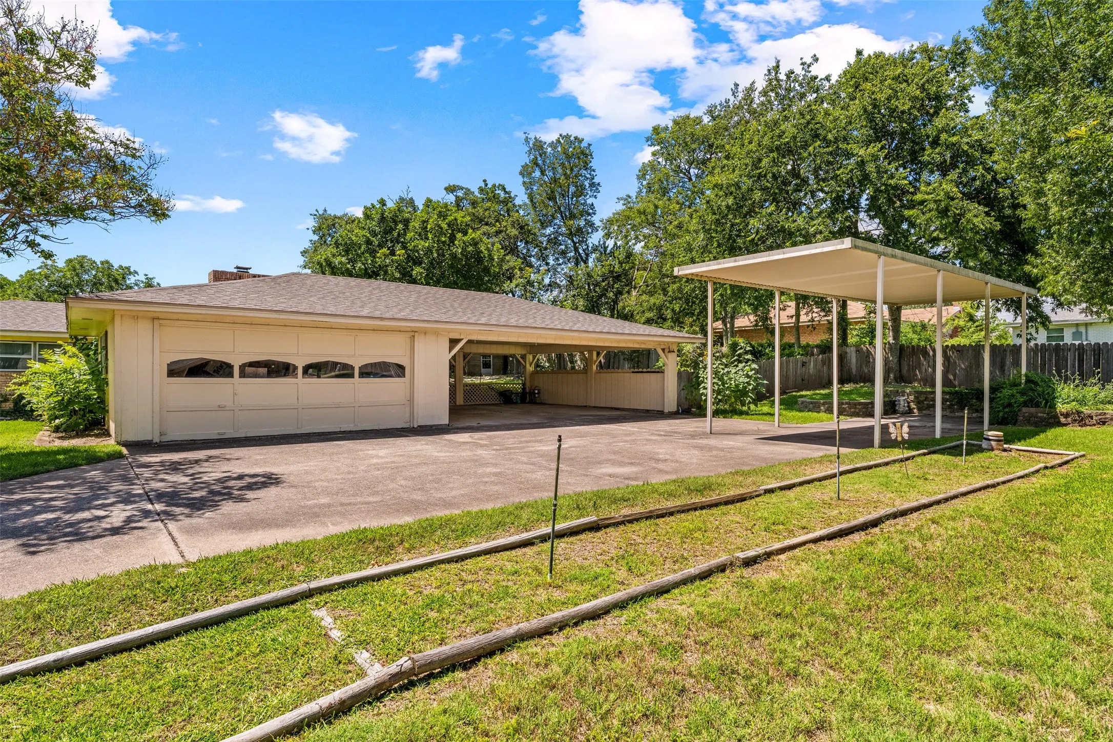 Single Family Residence For Sale in Mc Lennan County , 708 Topeka Drive, Woodway, Texas 76712, 4 Bedroom, 2 Bathroom, 2 Garage spaces, 2,323 Sqft, built in 1965, mls#21285571, Real Estate Agent in Woodway, Homes For Sale in Mc Lennan county, Homes For Sale in Woodway, Realtor in Woodway Texas, Real Estate Brokerage Independent Realty Texas, Luminita Cordes Realtor